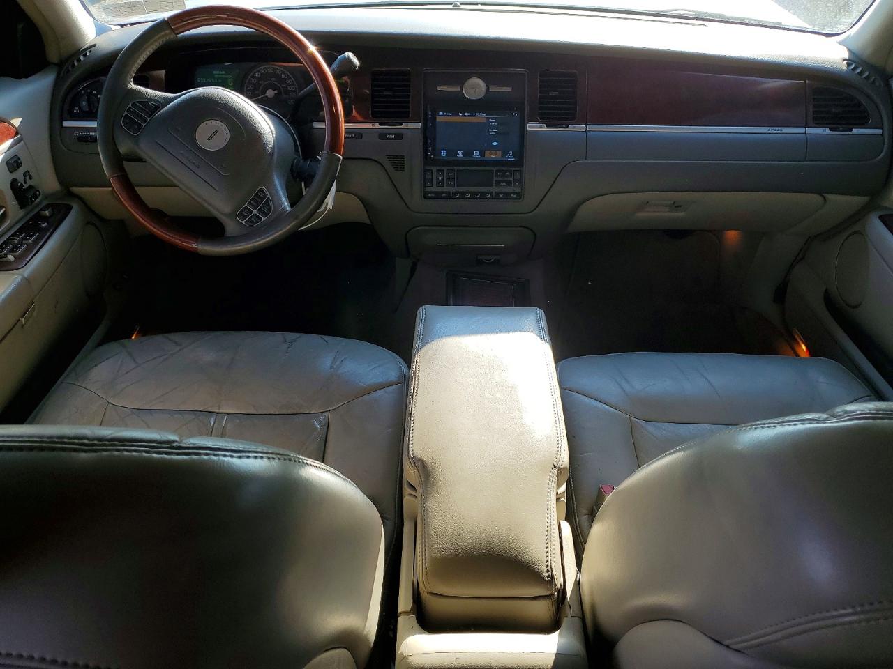 2003 Lincoln Town Car Cartier Silver vin: 1LNHM83W73Y608220