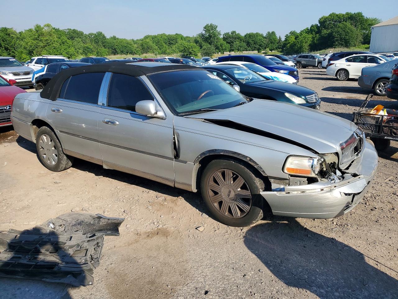 2003 Lincoln Town Car Cartier Silver vin: 1LNHM83W73Y608220