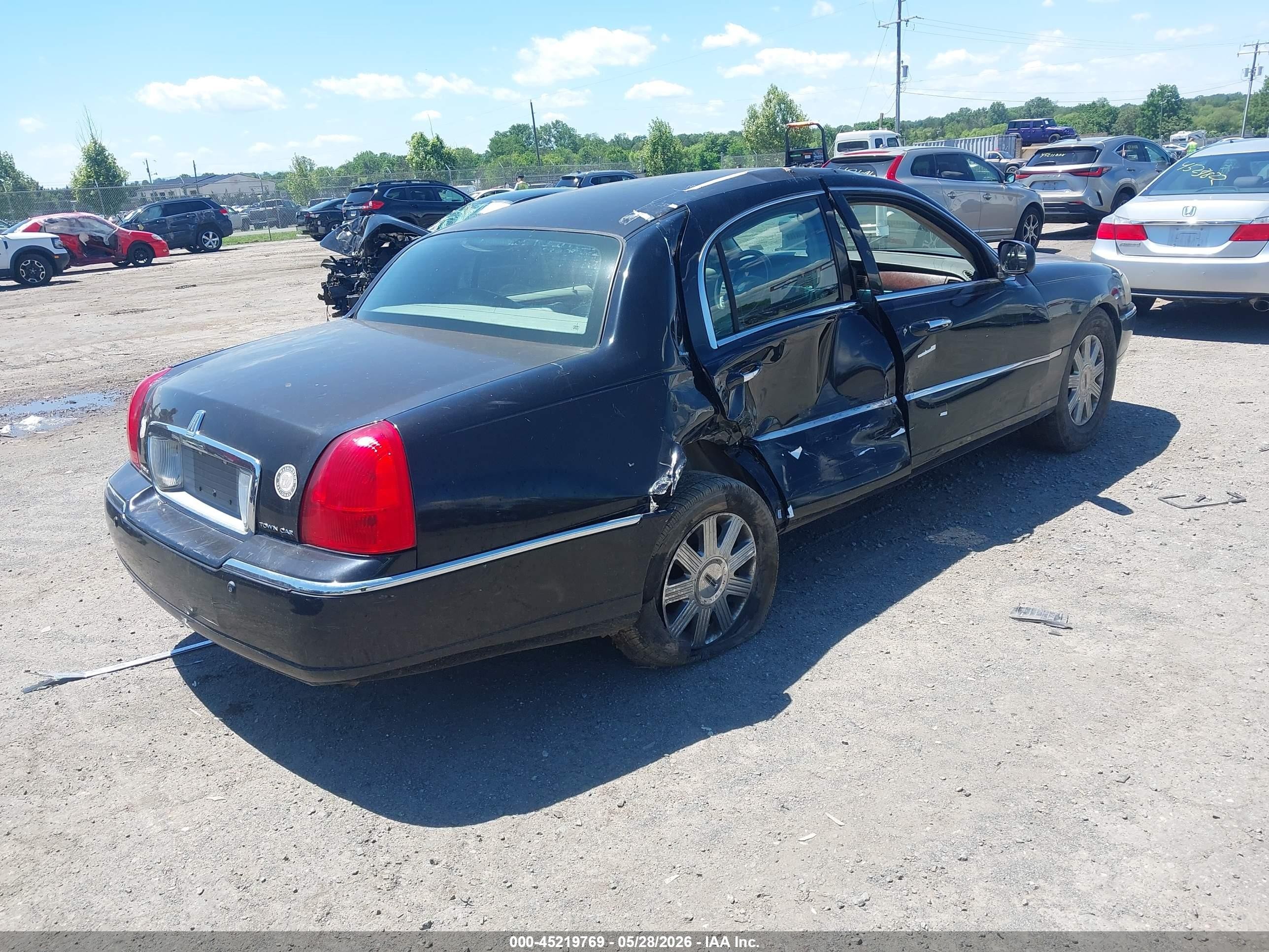 2004 Lincoln Town Car Ultimate Черный vin: 1LNHM83W74Y601821