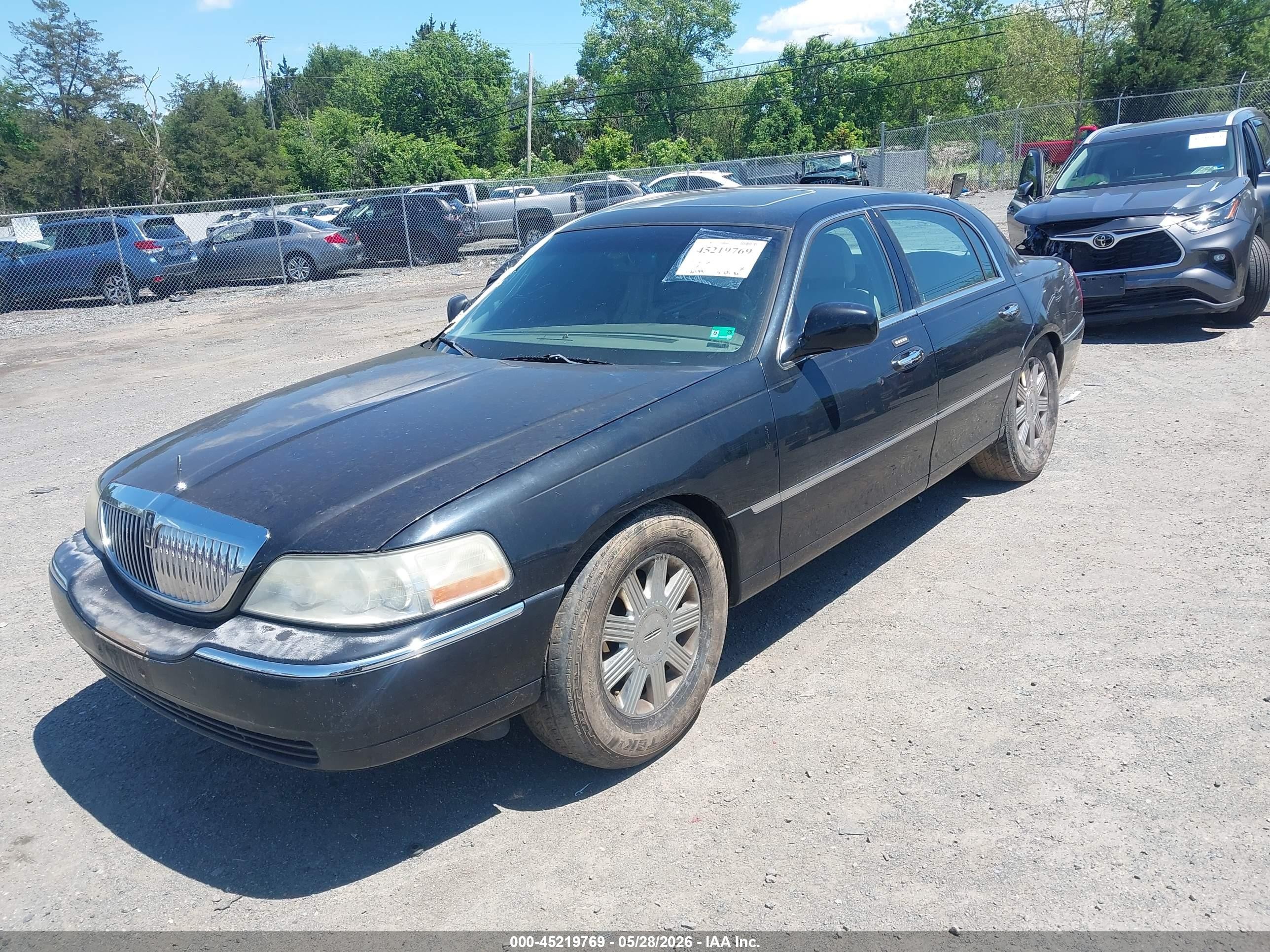 2004 Lincoln Town Car Ultimate Черный vin: 1LNHM83W74Y601821