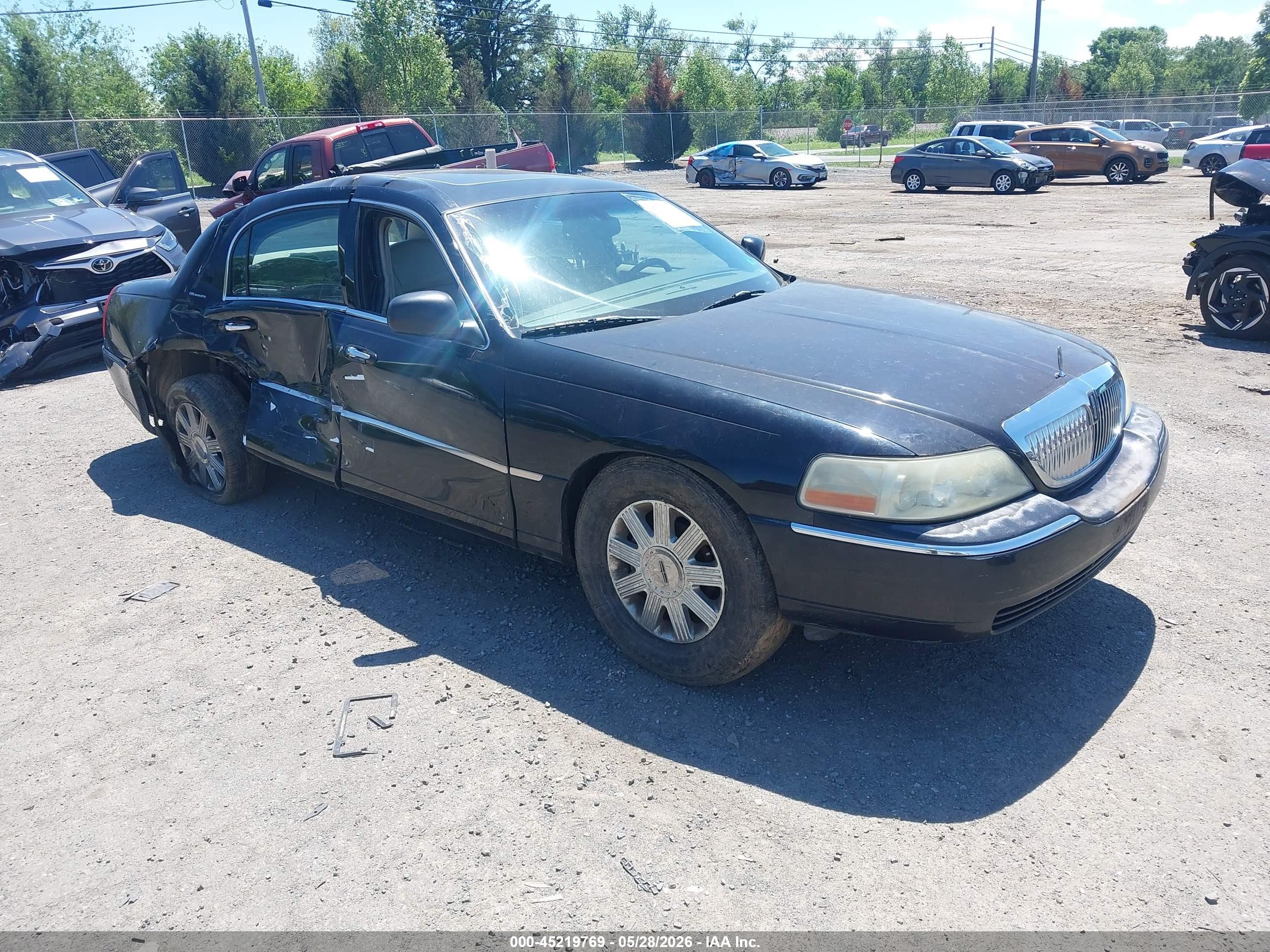 2004 Lincoln Town Car Ultimate Black vin: 1LNHM83W74Y601821