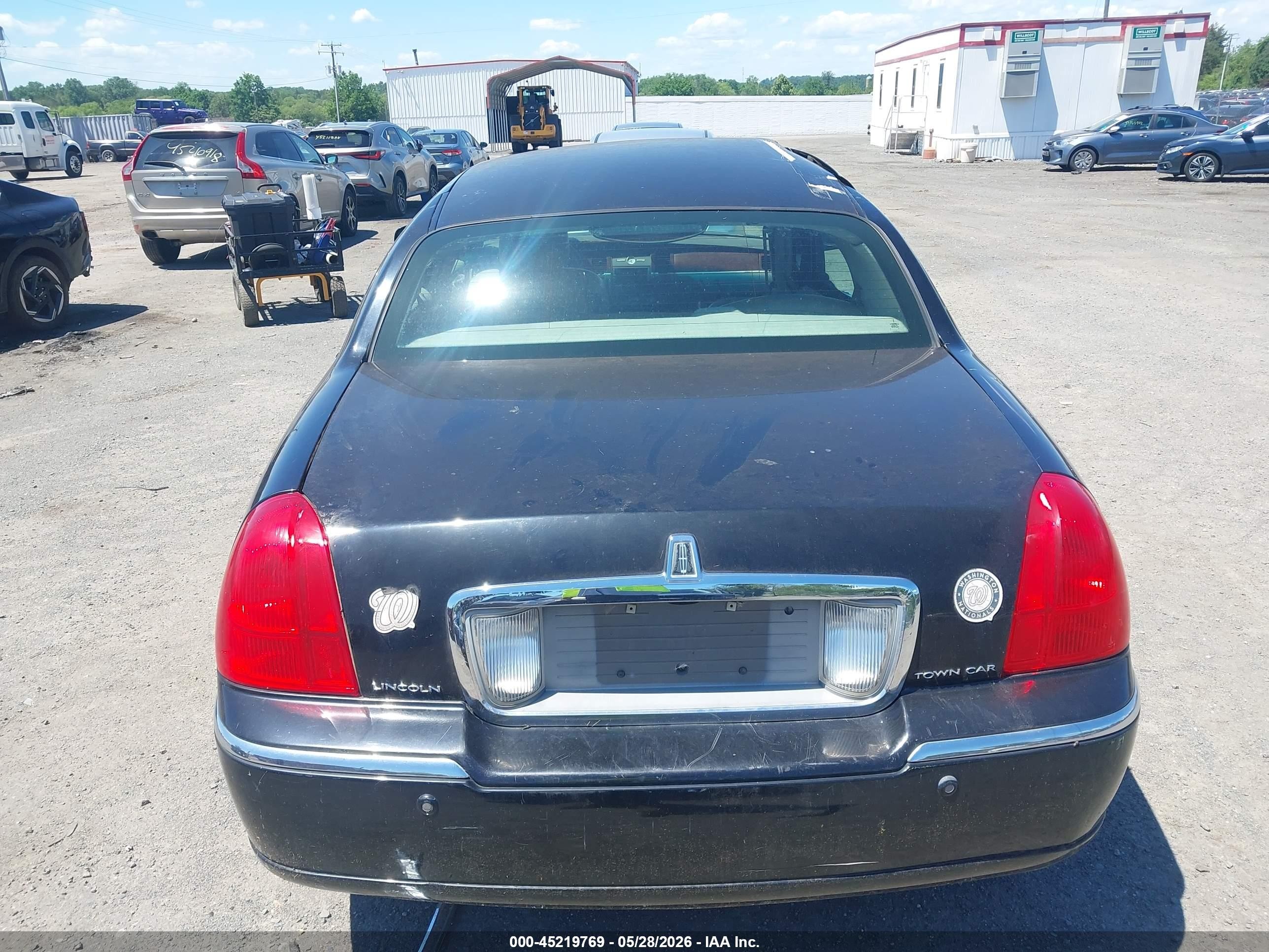 2004 Lincoln Town Car Ultimate Черный vin: 1LNHM83W74Y601821