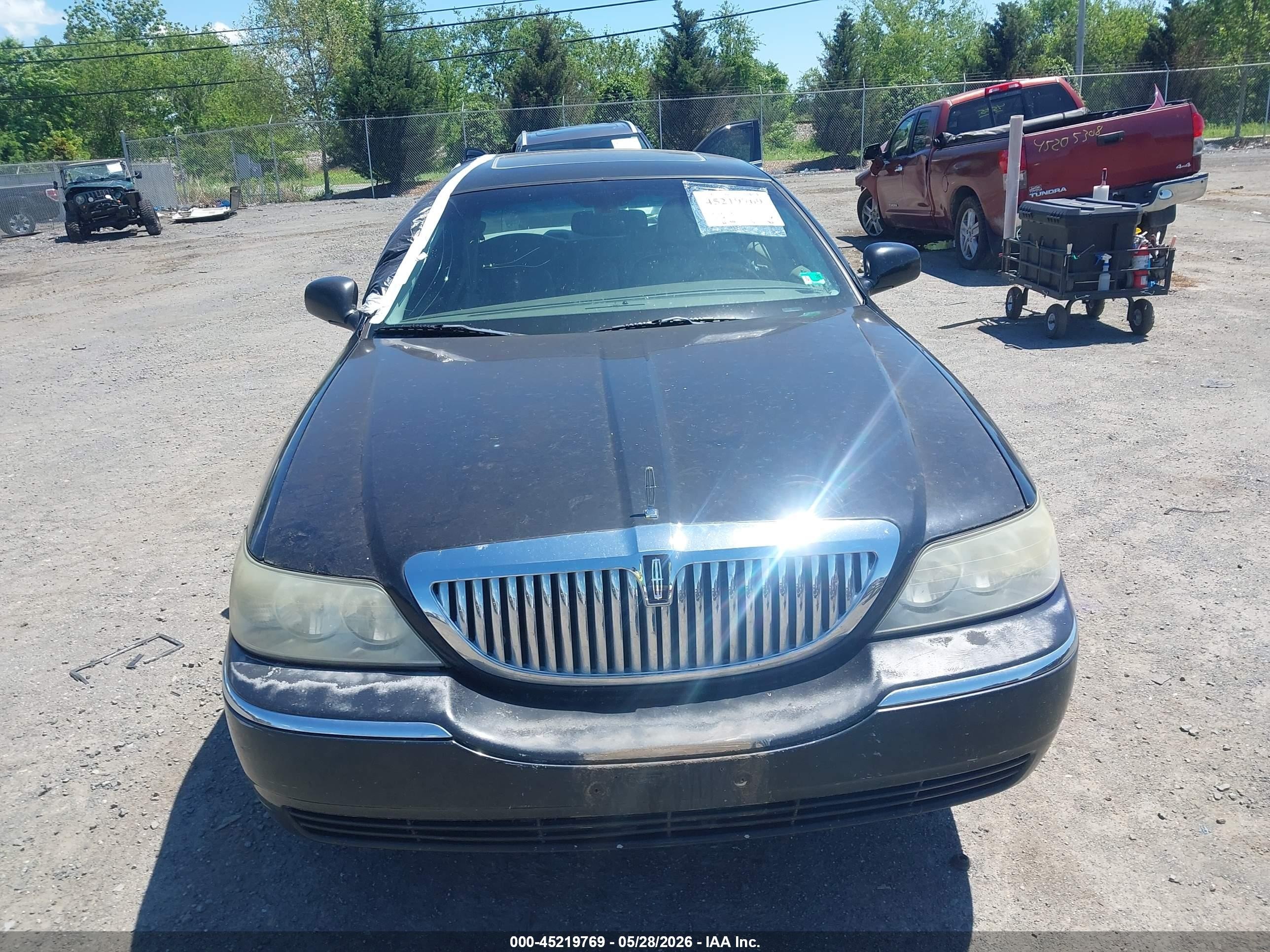 2004 Lincoln Town Car Ultimate Черный vin: 1LNHM83W74Y601821