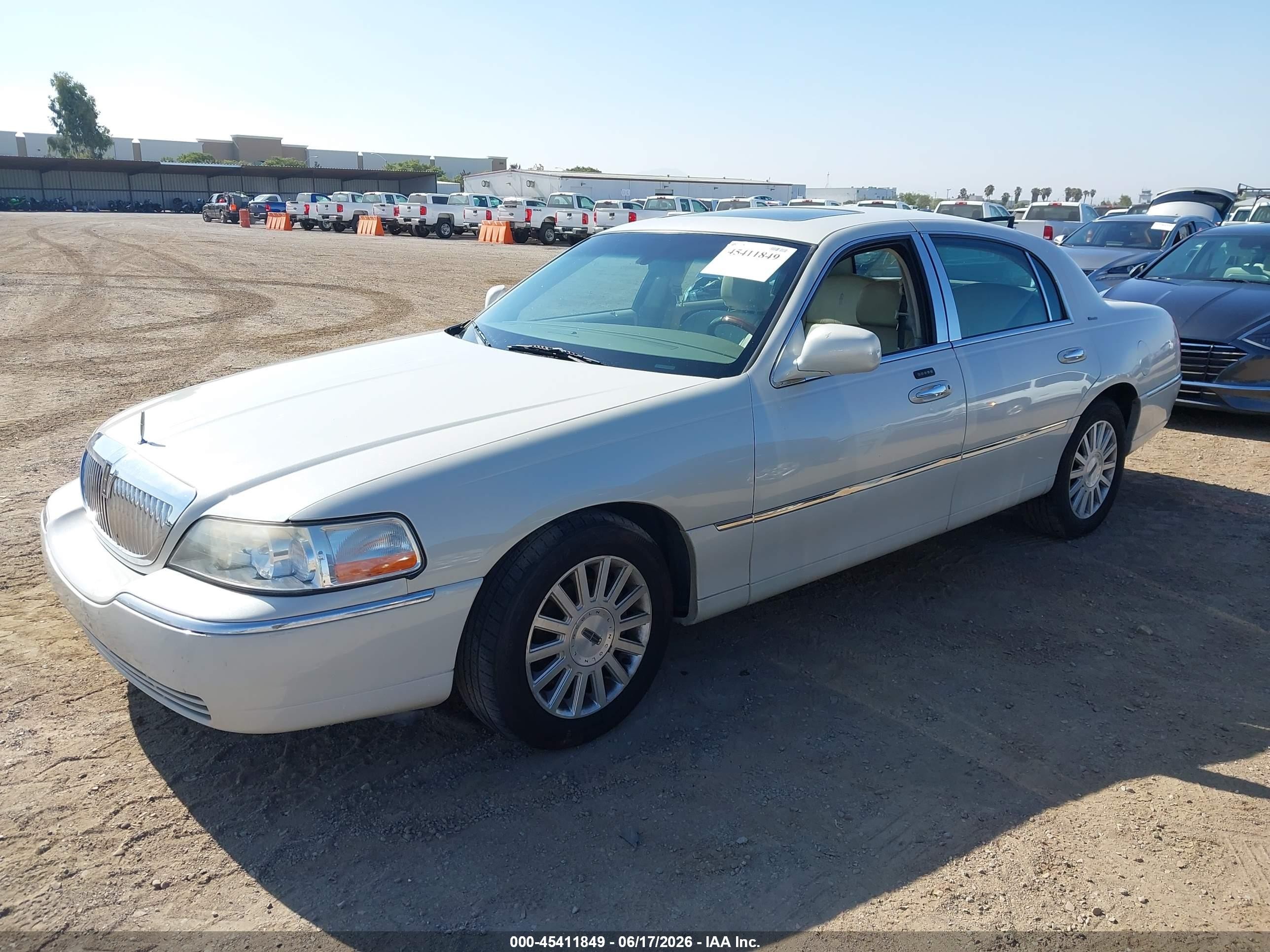2004 Lincoln Town Car Ultimate White vin: 1LNHM83W74Y656852