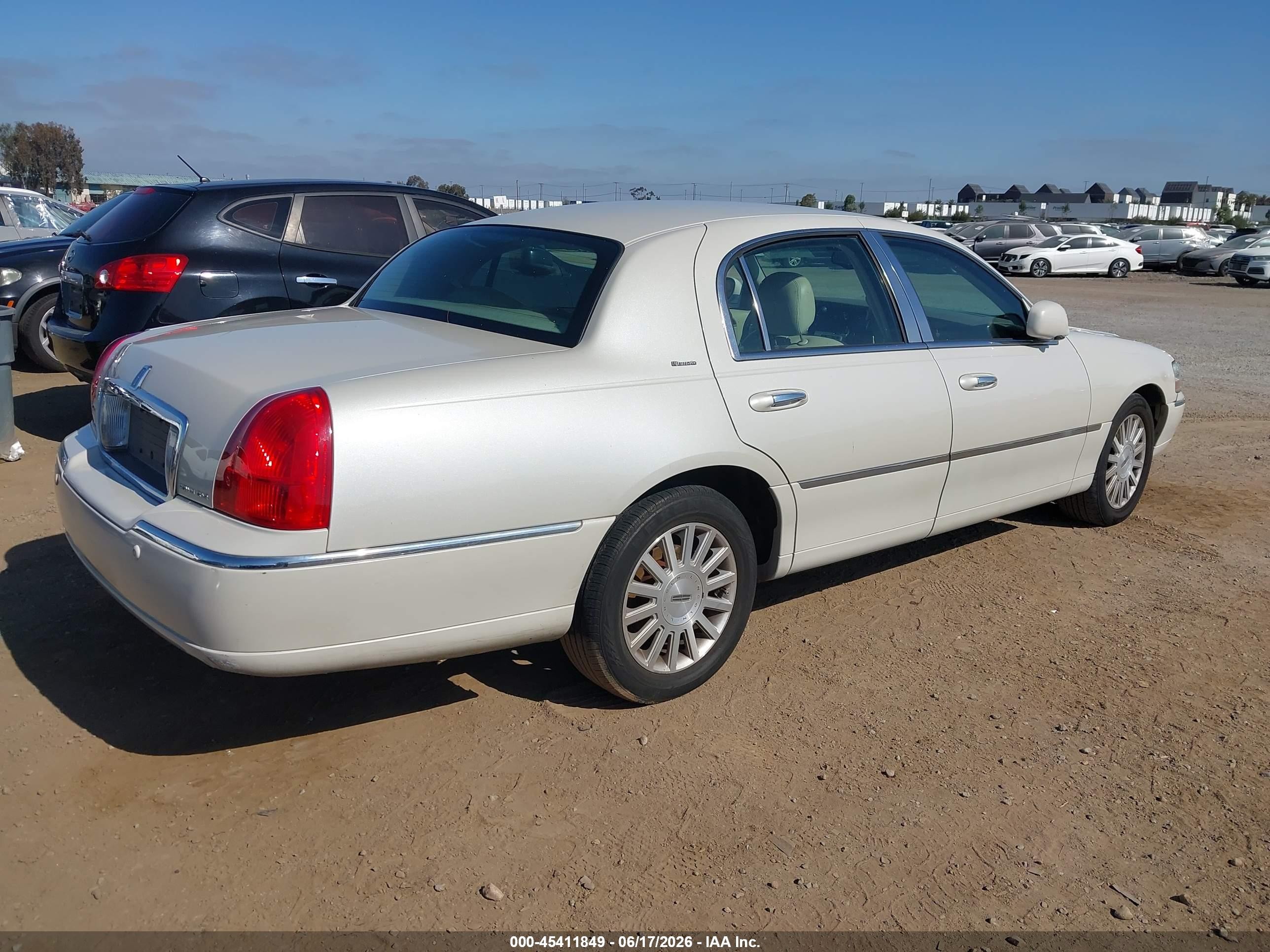 2004 Lincoln Town Car Ultimate White vin: 1LNHM83W74Y656852