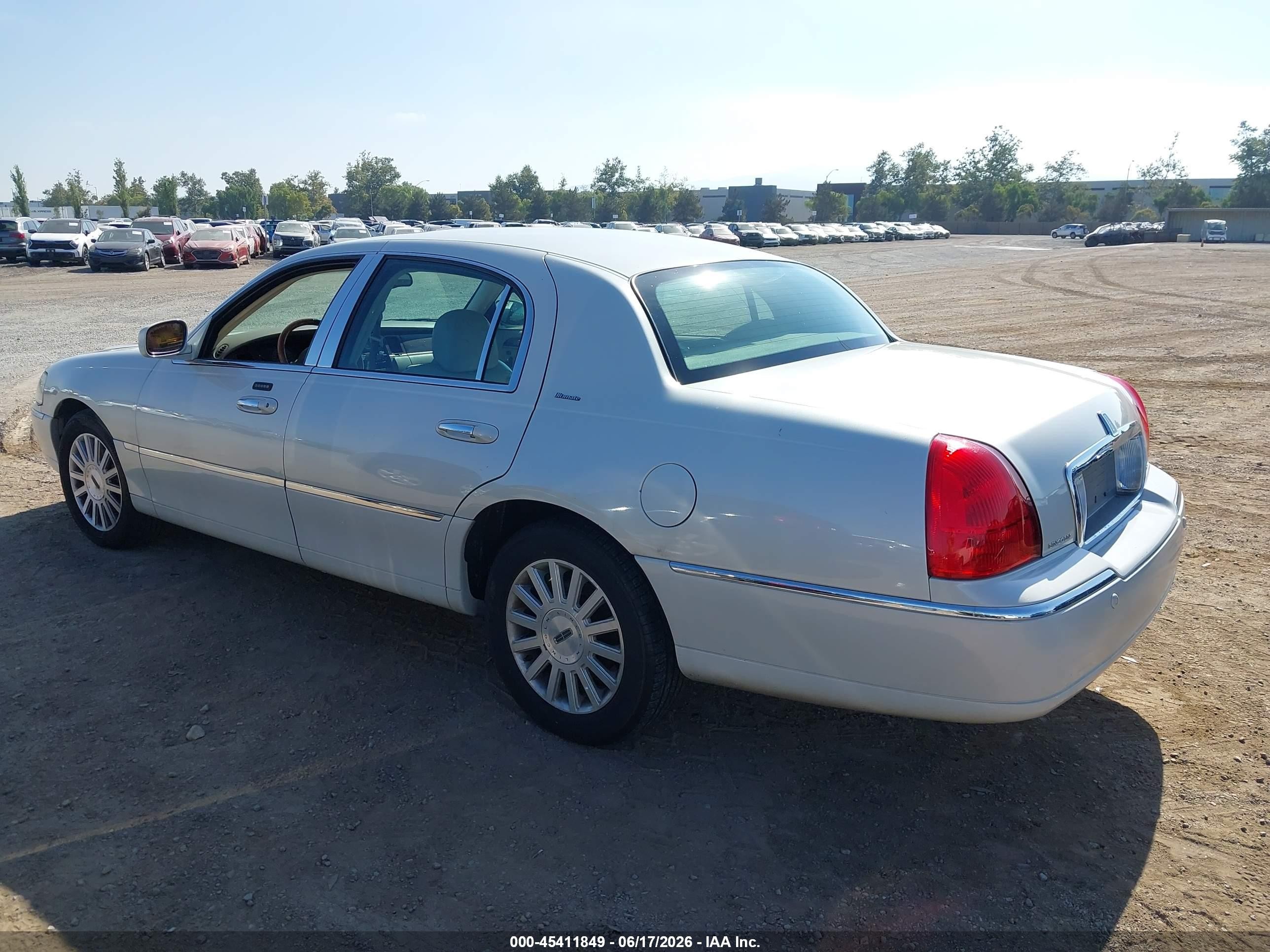2004 Lincoln Town Car Ultimate White vin: 1LNHM83W74Y656852