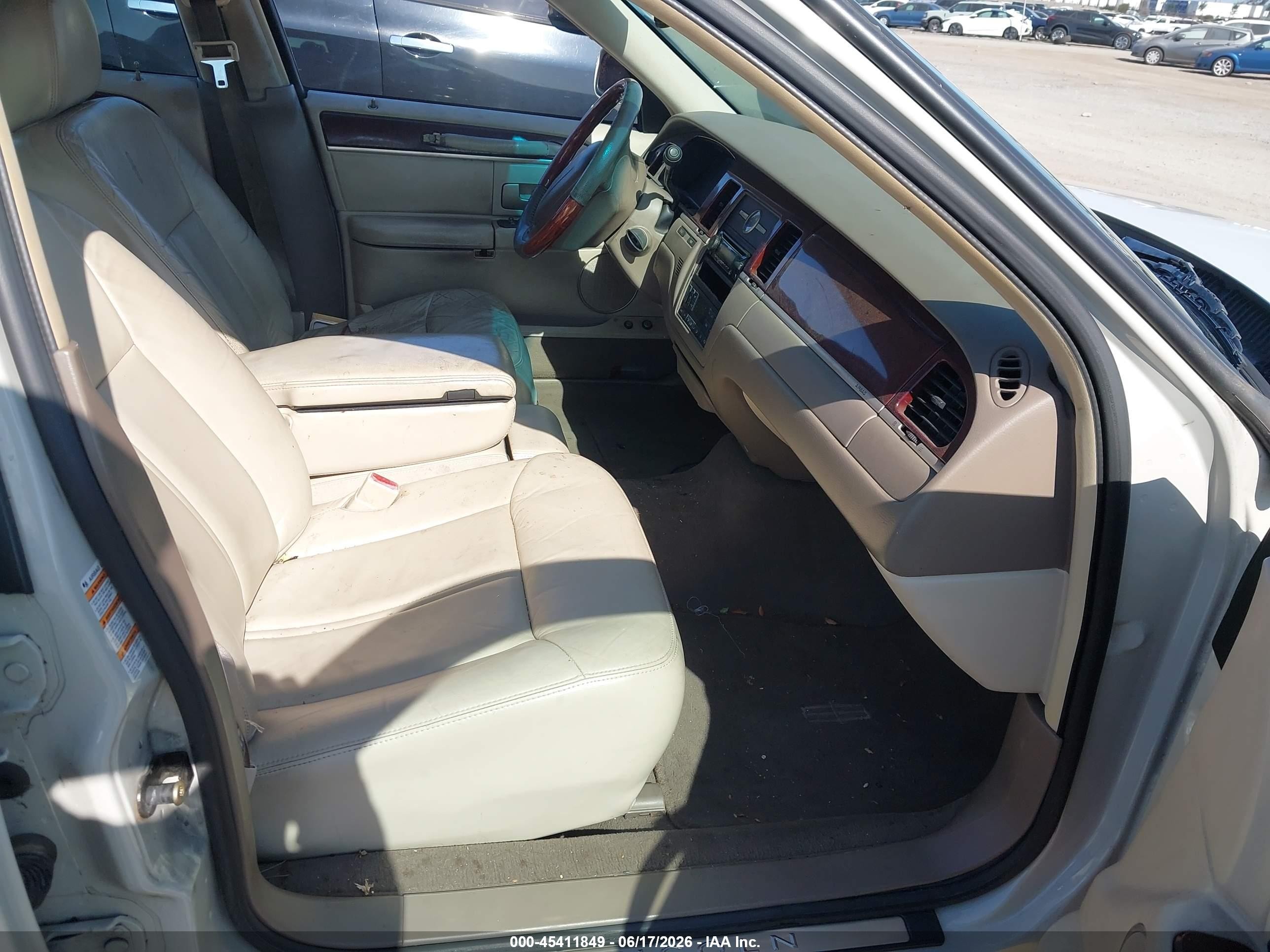 2004 Lincoln Town Car Ultimate White vin: 1LNHM83W74Y656852