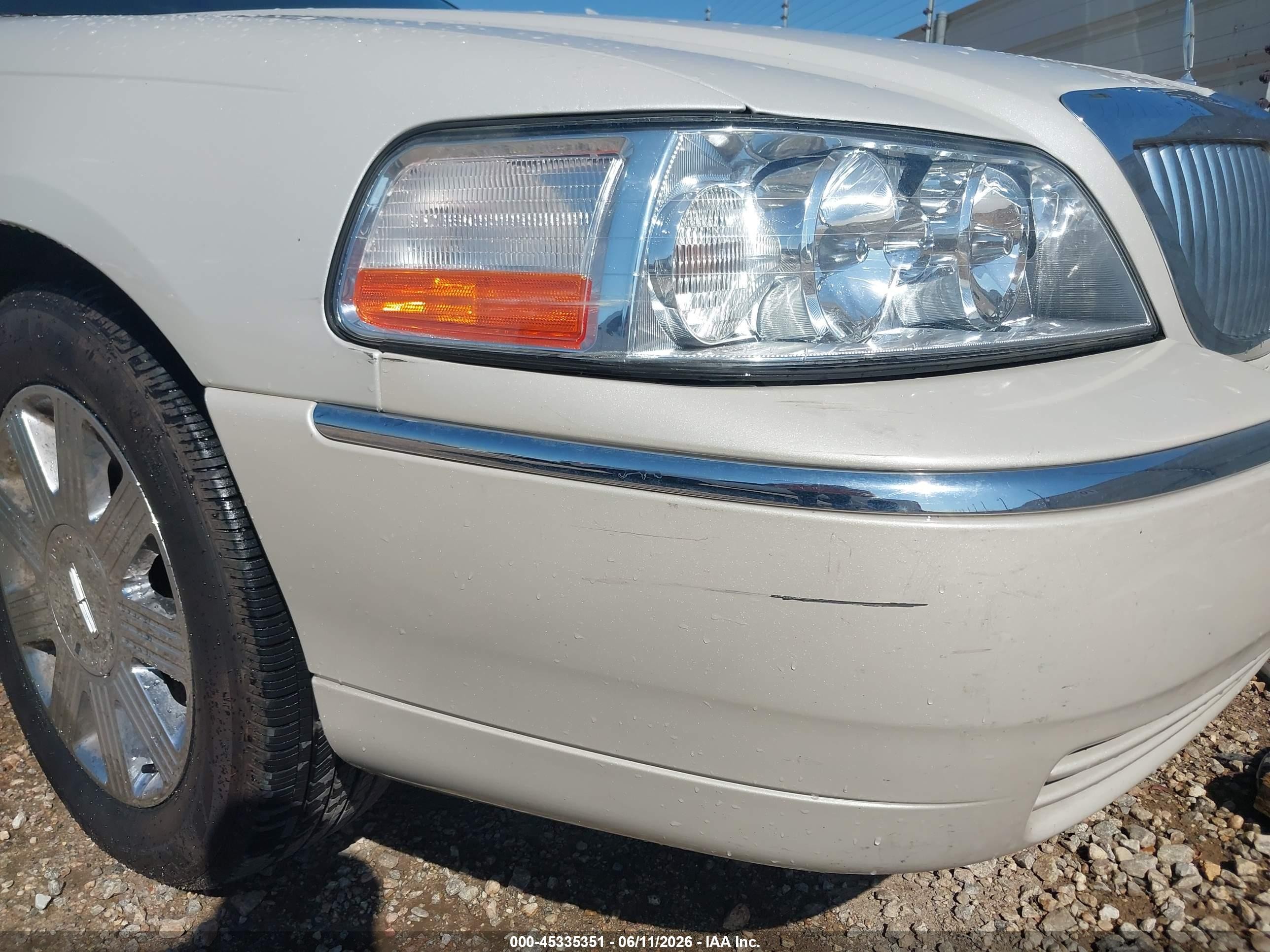 2004 Lincoln Town Car Ultimate Silver vin: 1LNHM83W74Y657483