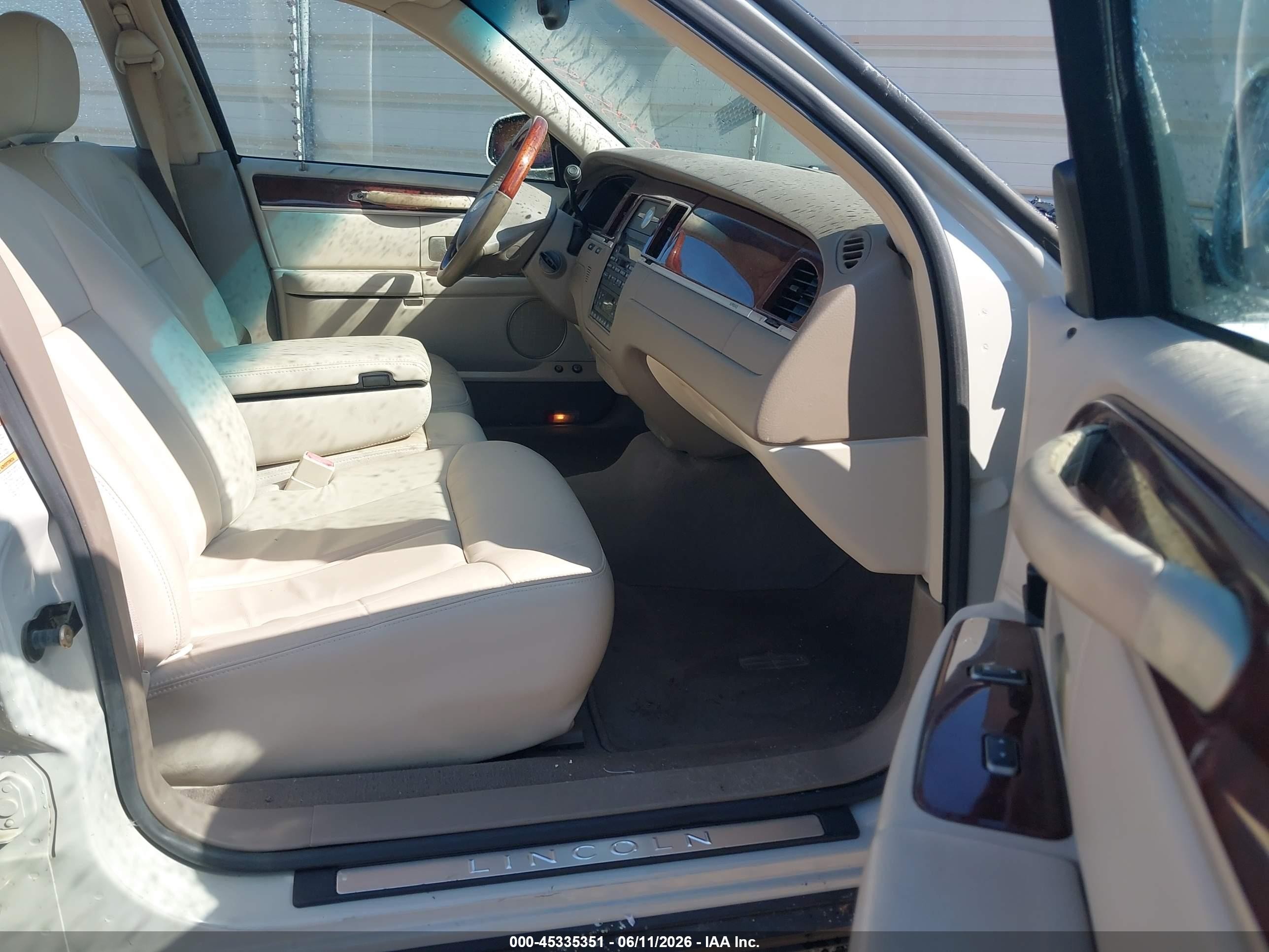 2004 Lincoln Town Car Ultimate Silver vin: 1LNHM83W74Y657483