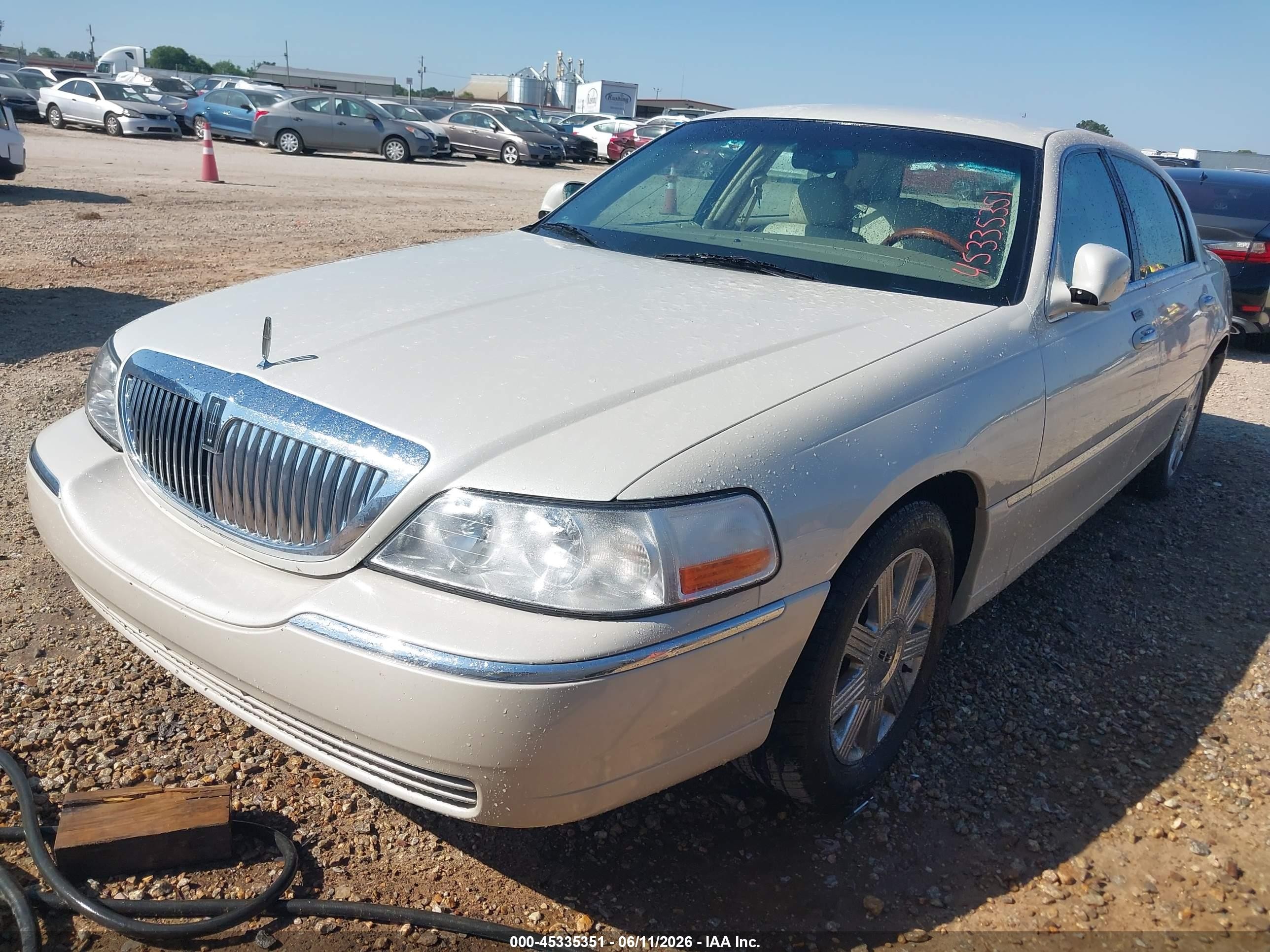 2004 Lincoln Town Car Ultimate Silver vin: 1LNHM83W74Y657483