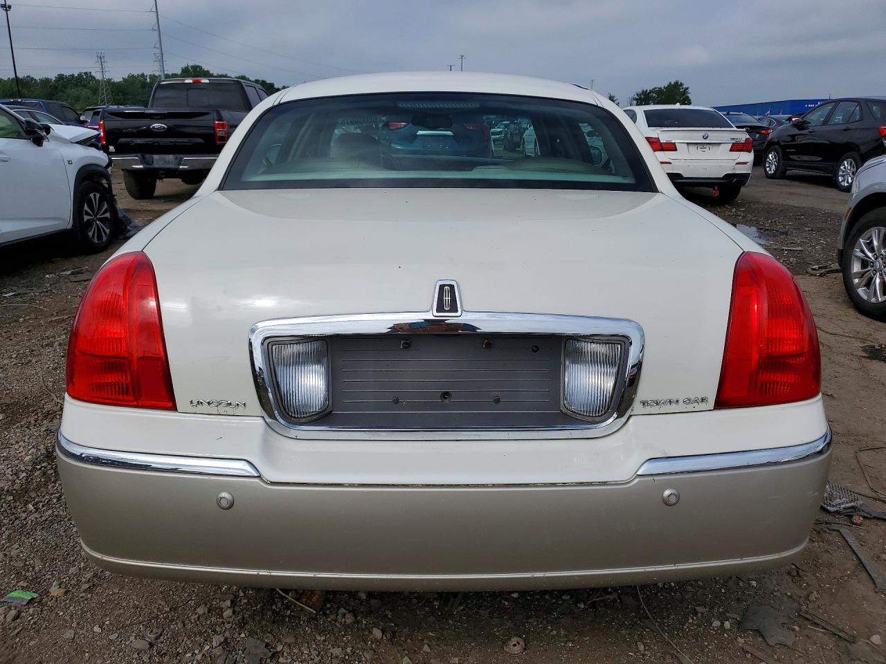 2004 Lincoln Town Car Ultimate White vin: 1LNHM83W74Y675160