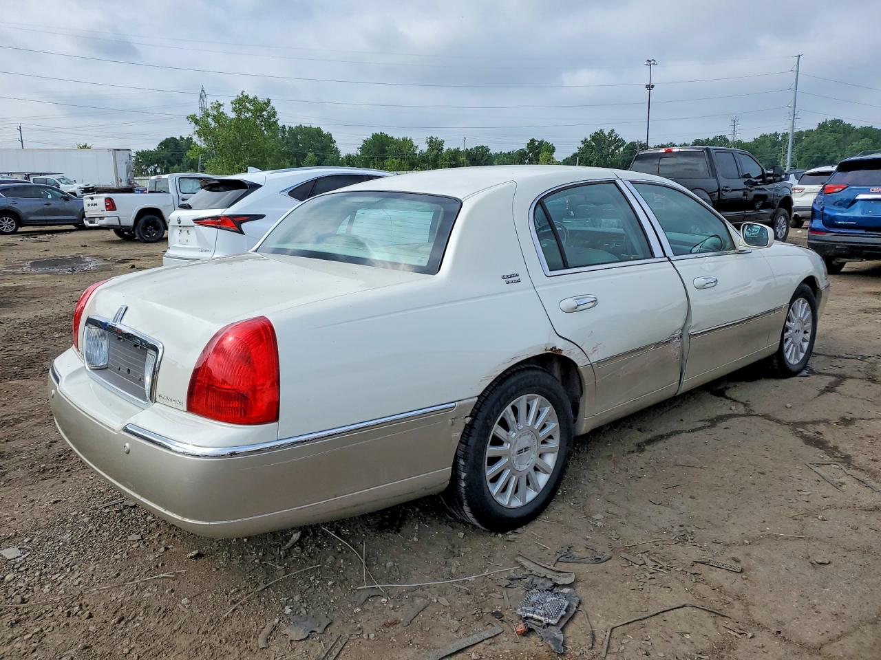 2004 Lincoln Town Car Ultimate White vin: 1LNHM83W74Y675160
