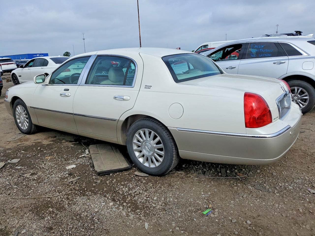 2004 Lincoln Town Car Ultimate White vin: 1LNHM83W74Y675160
