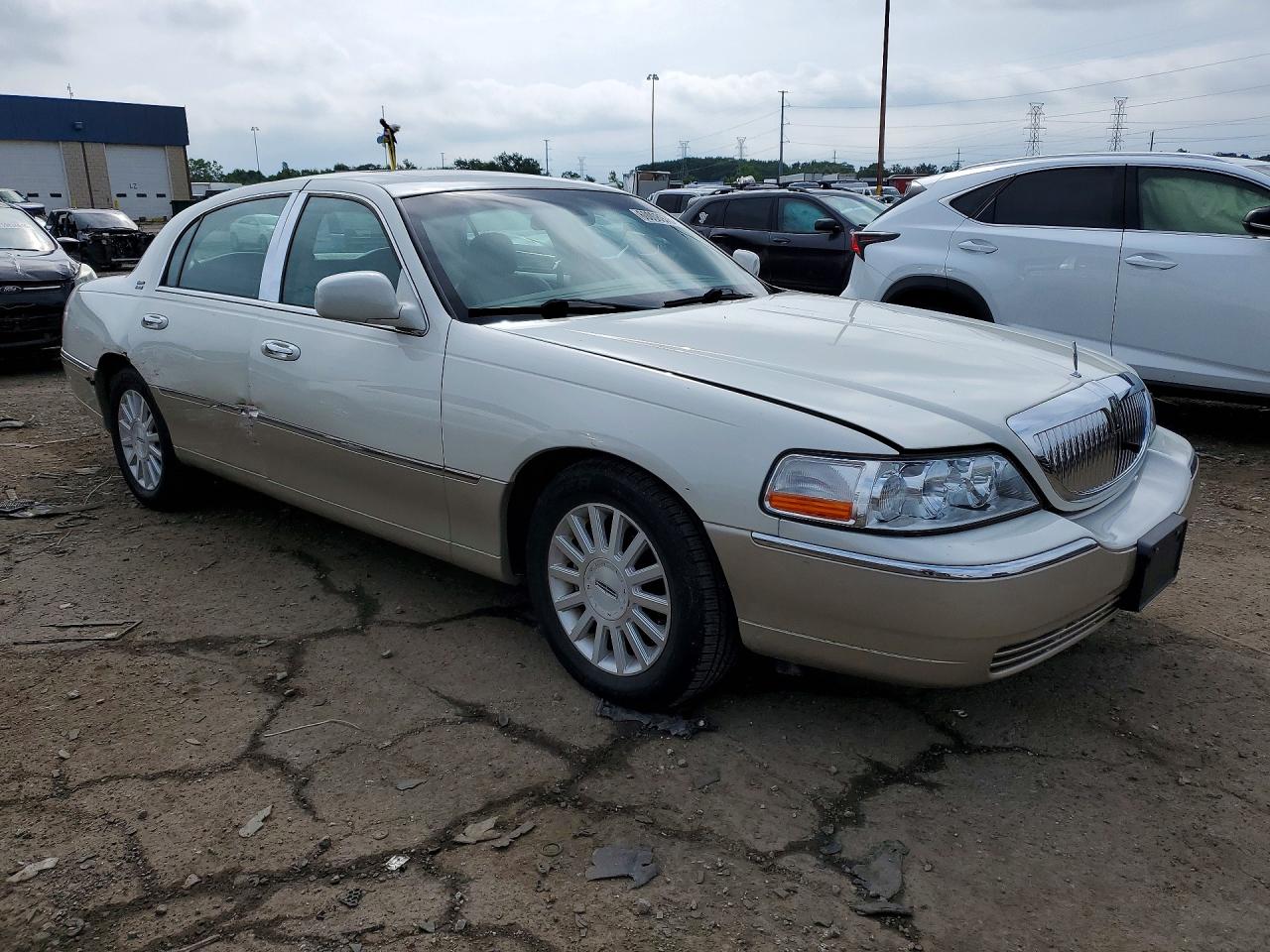 2004 Lincoln Town Car Ultimate White vin: 1LNHM83W74Y675160