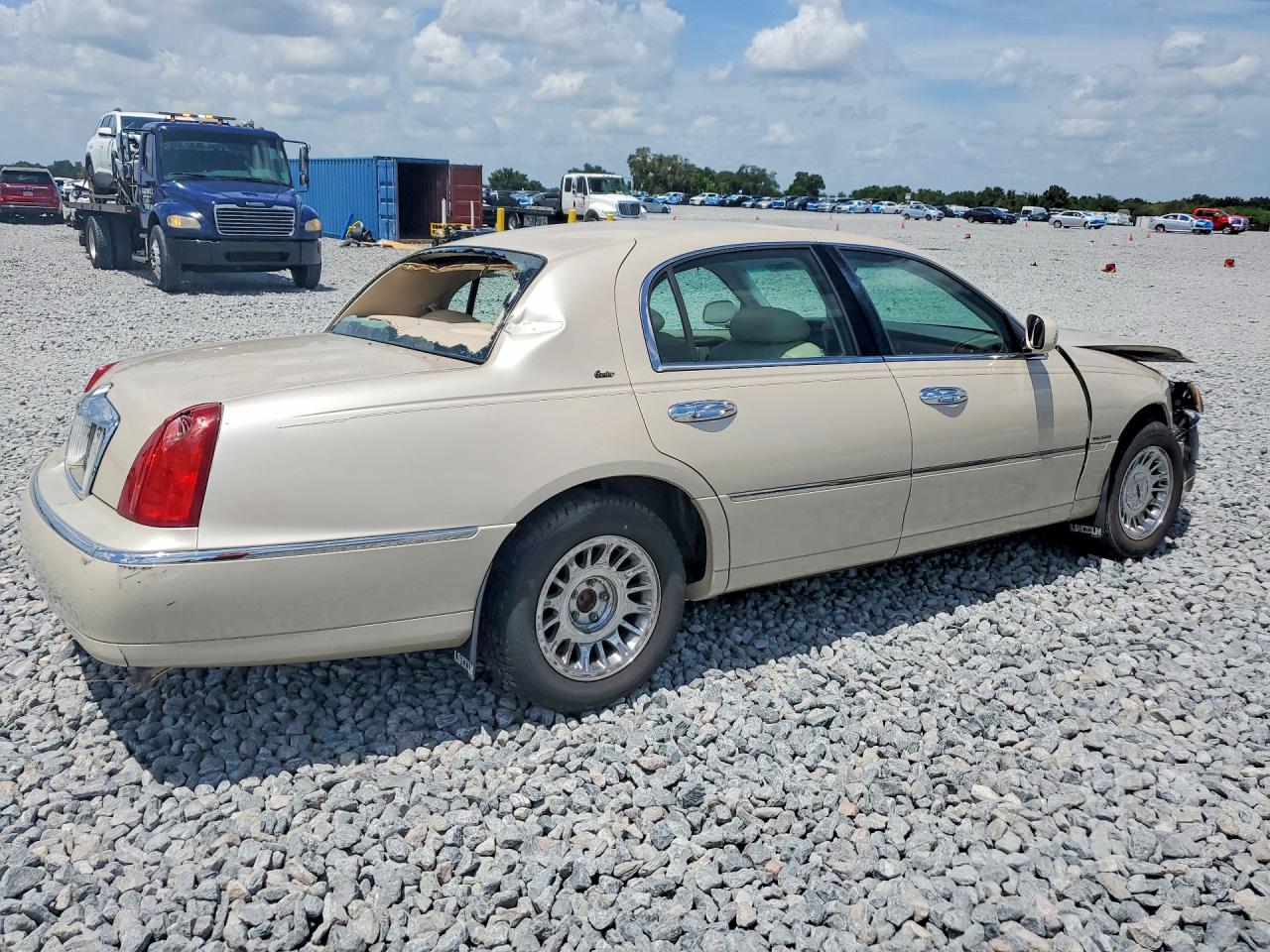 1999 Lincoln Town Car Cartier Бежевый vin: 1LNHM83W7XY606831