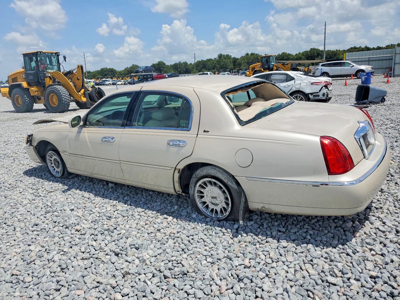 1999 Lincoln Town Car Cartier Бежевый vin: 1LNHM83W7XY606831