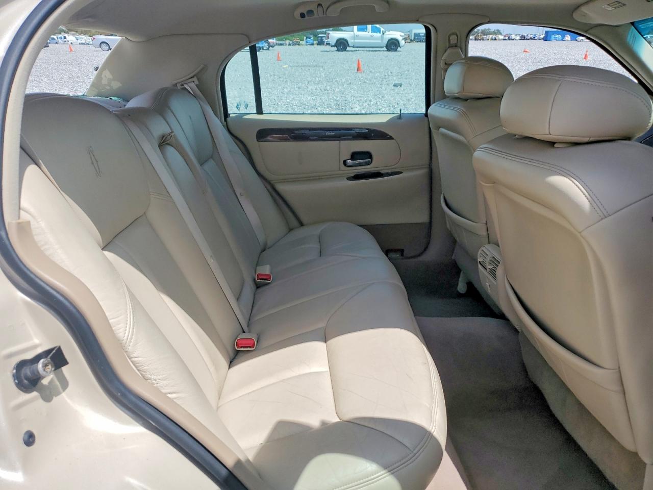 1999 Lincoln Town Car Cartier Бежевый vin: 1LNHM83W7XY606831