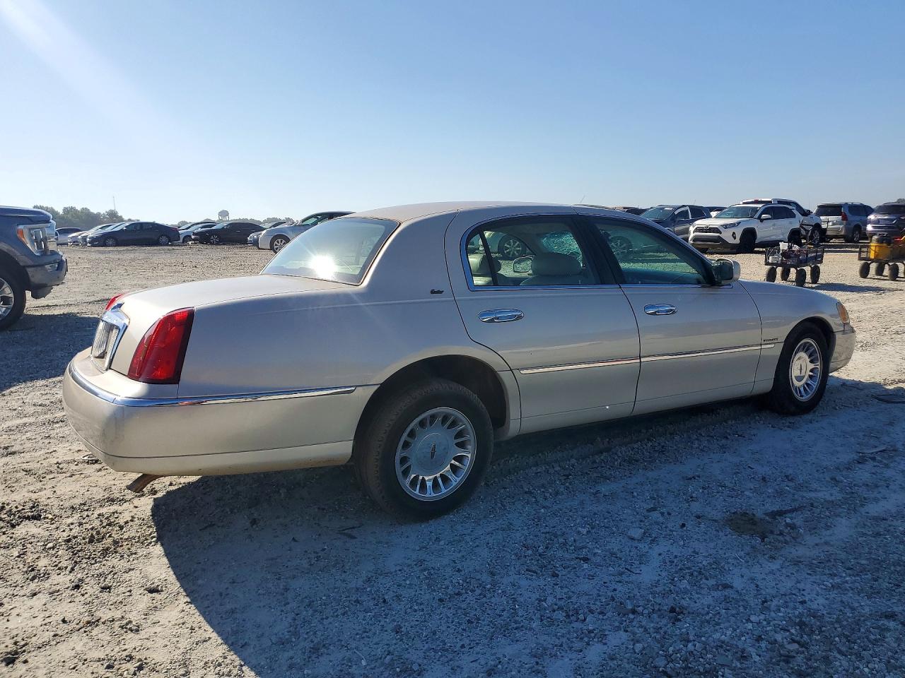 1999 Lincoln Town Car Cartier Beige vin: 1LNHM83W7XY706718