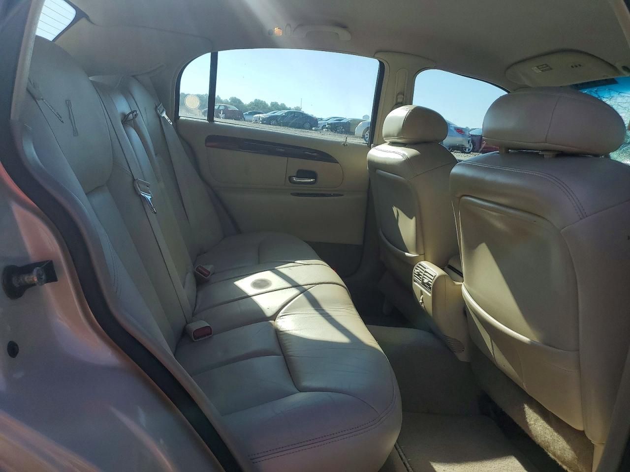 1999 Lincoln Town Car Cartier Beige vin: 1LNHM83W7XY706718