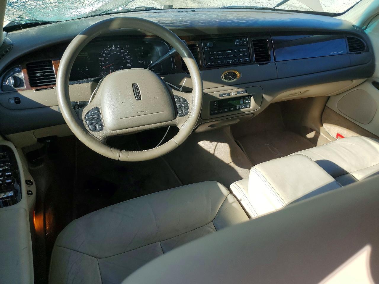 1999 Lincoln Town Car Cartier Beige vin: 1LNHM83W7XY706718
