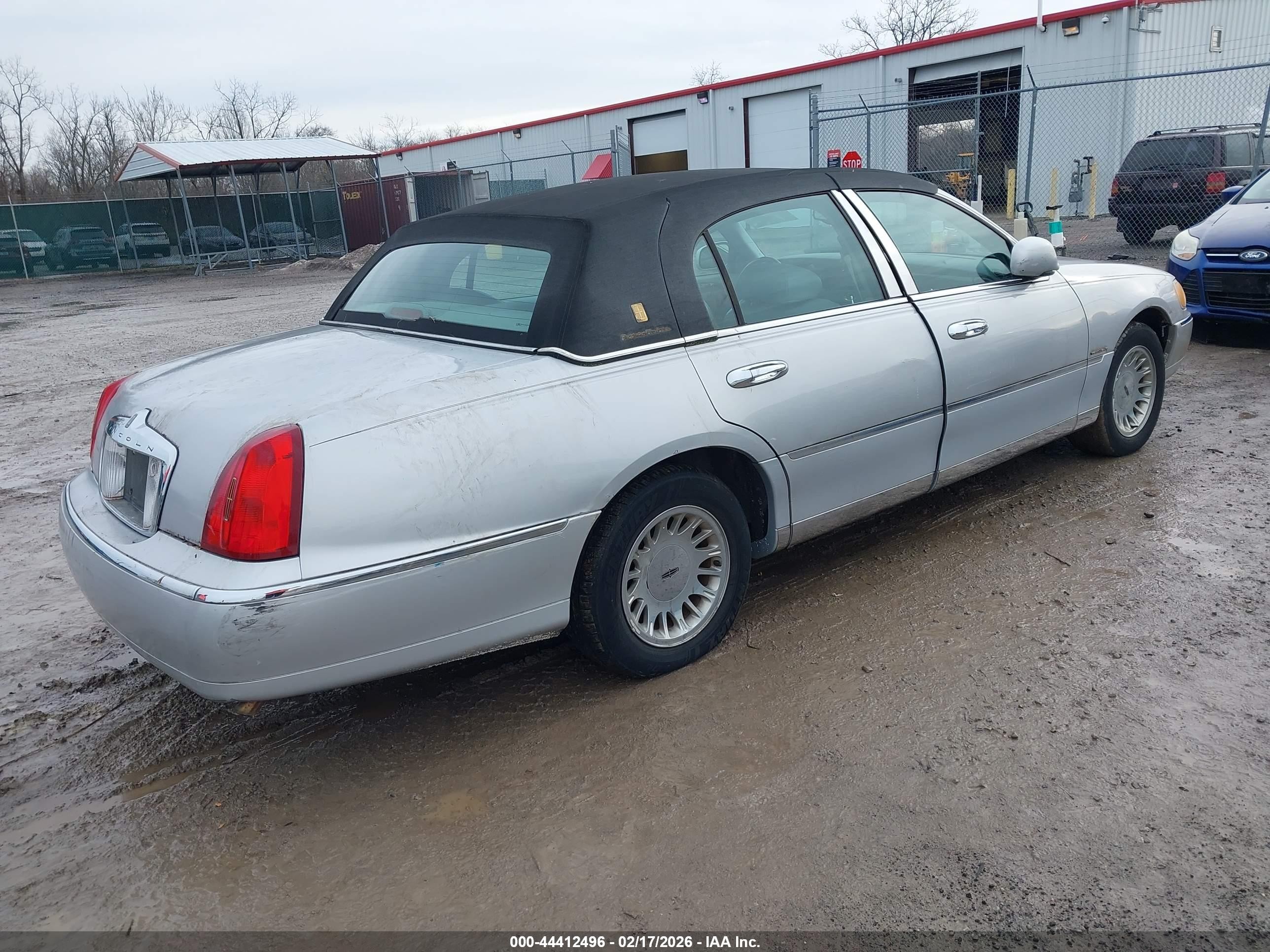 2000 Lincoln Town Car Cartier Серебряный vin: 1LNHM83W7YY787866