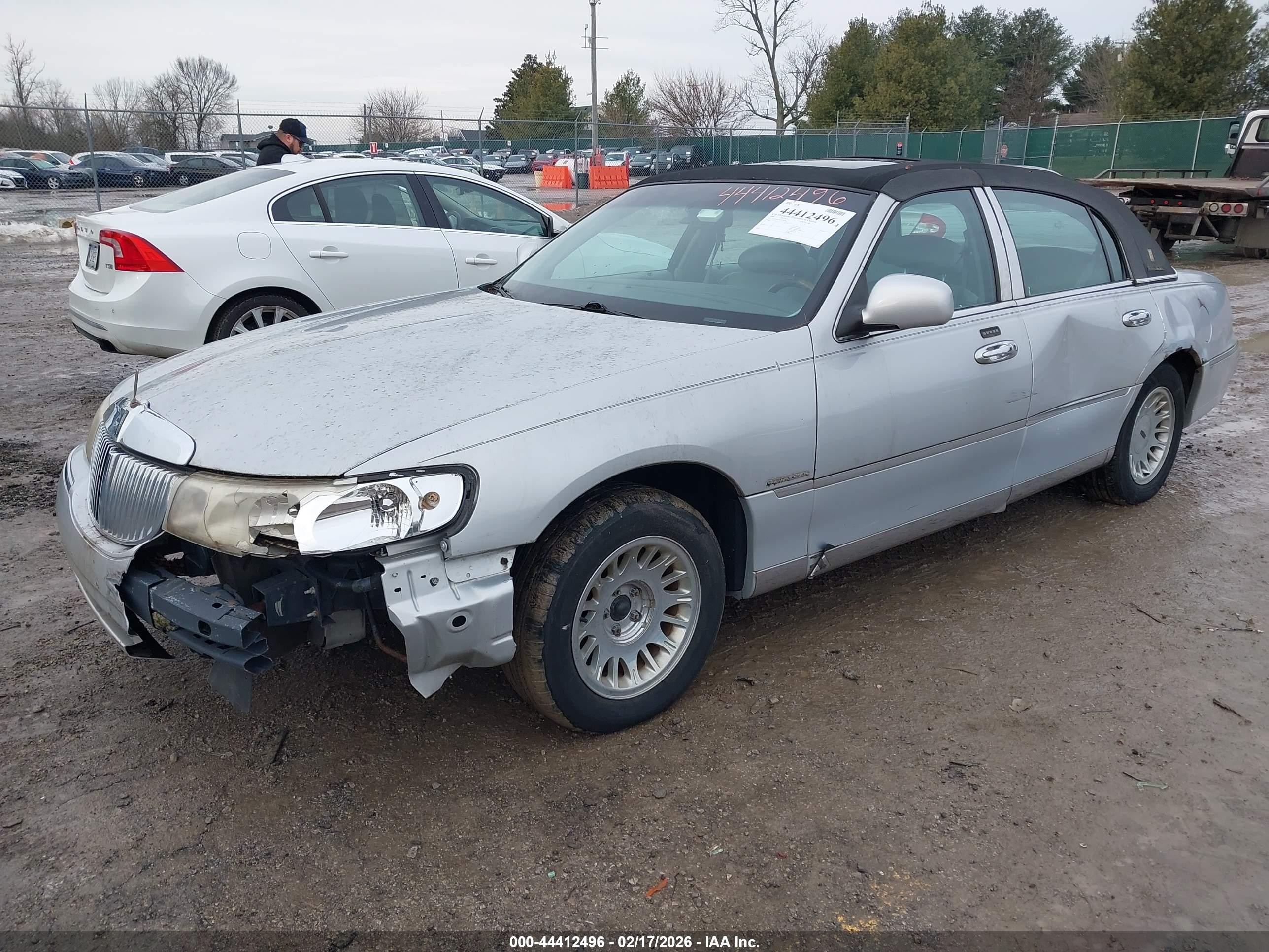 2000 Lincoln Town Car Cartier Серебряный vin: 1LNHM83W7YY787866