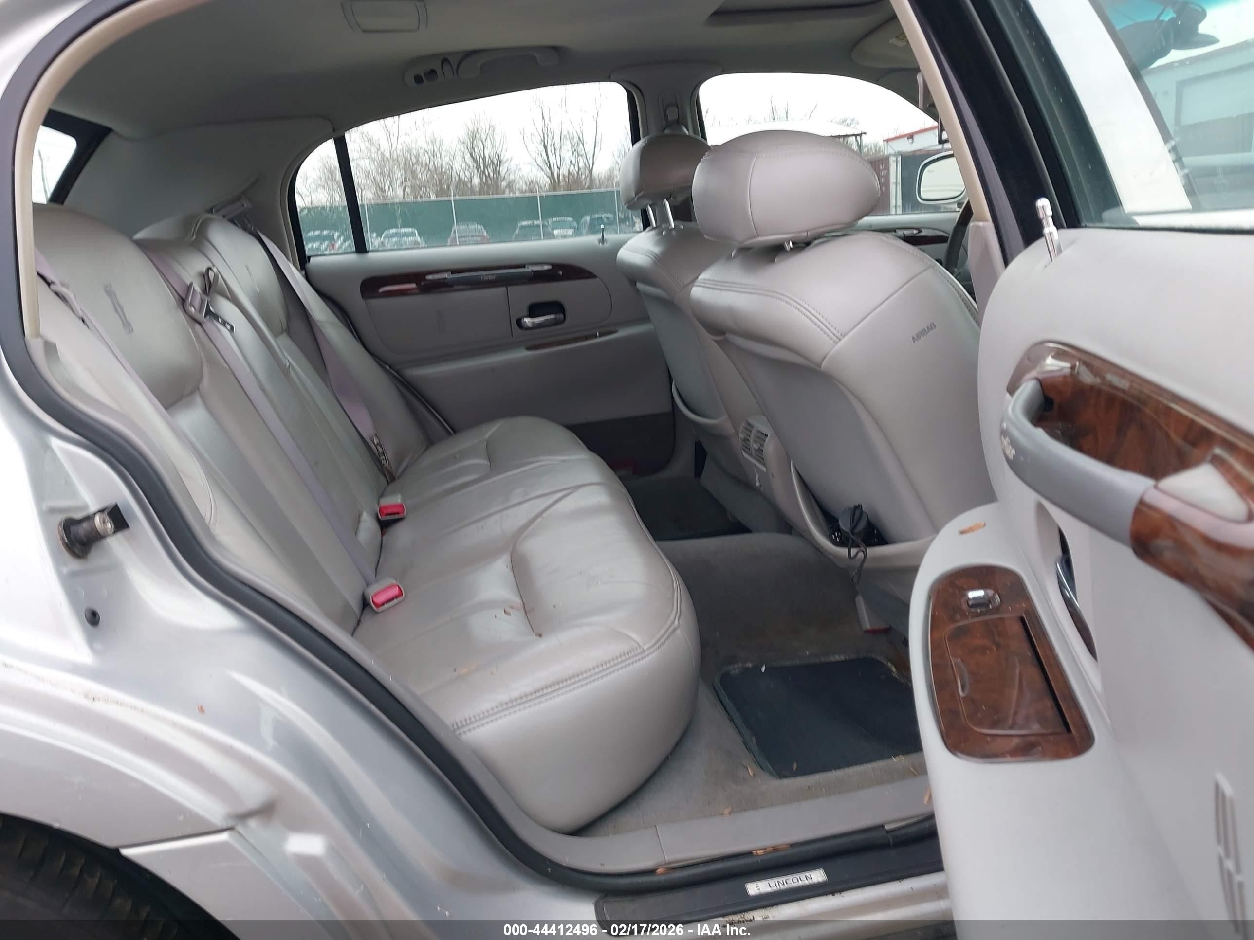 2000 Lincoln Town Car Cartier Серебряный vin: 1LNHM83W7YY787866
