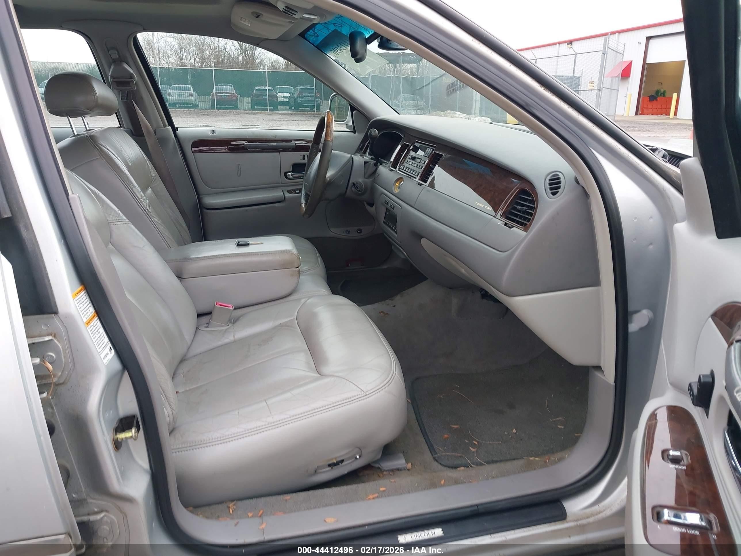 2000 Lincoln Town Car Cartier Серебряный vin: 1LNHM83W7YY787866