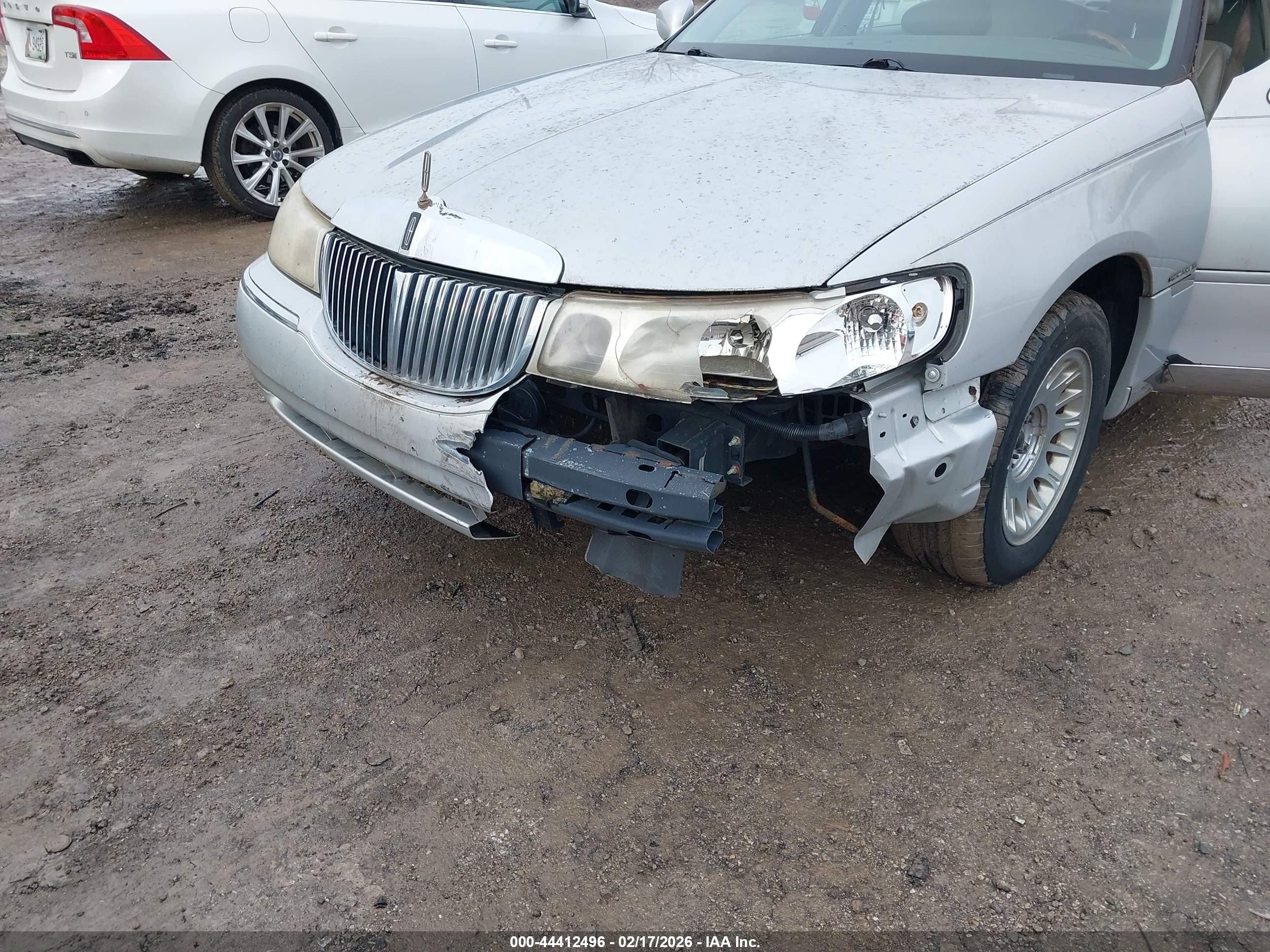 2000 Lincoln Town Car Cartier Серебряный vin: 1LNHM83W7YY787866