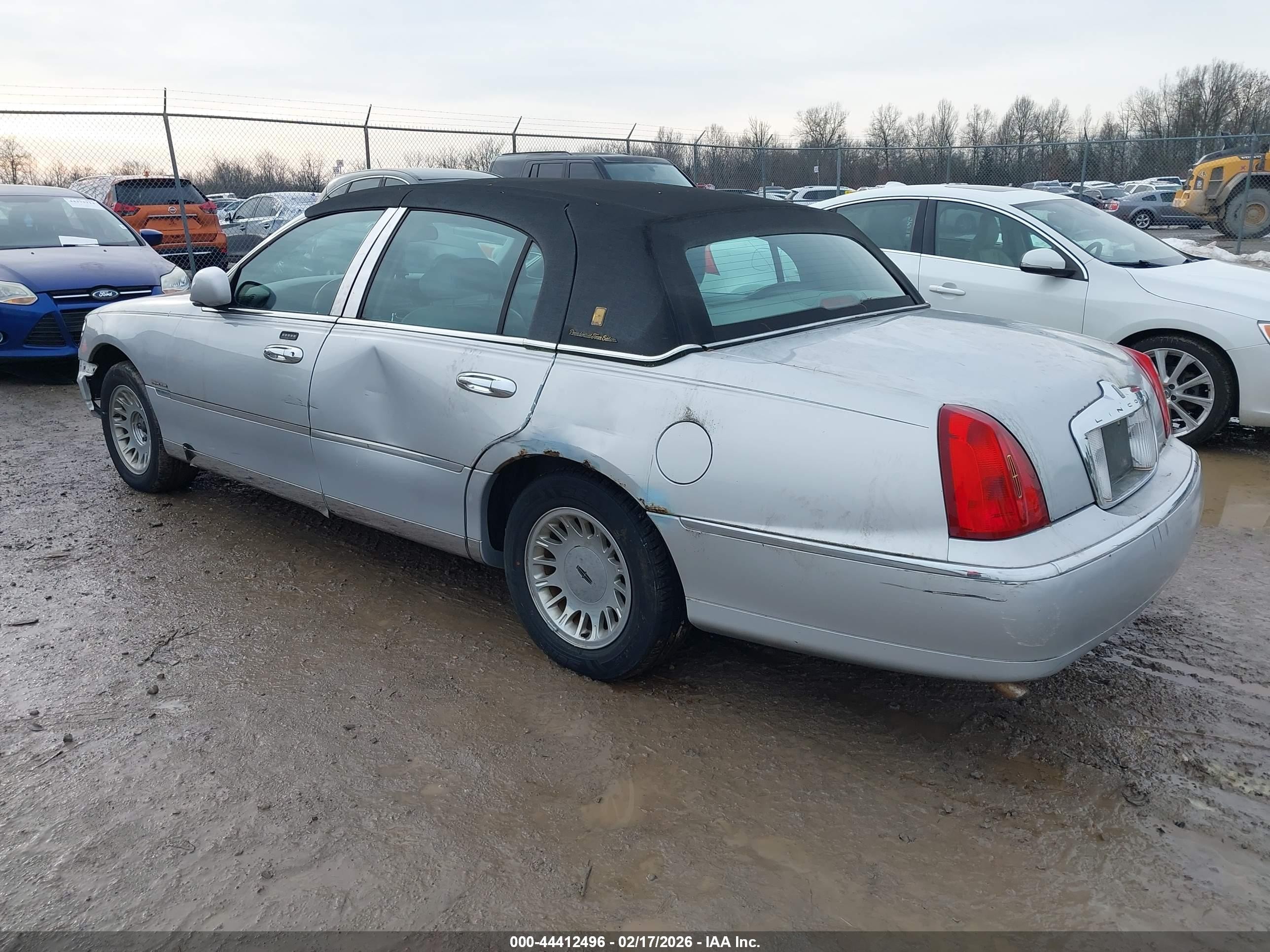 2000 Lincoln Town Car Cartier Серебряный vin: 1LNHM83W7YY787866