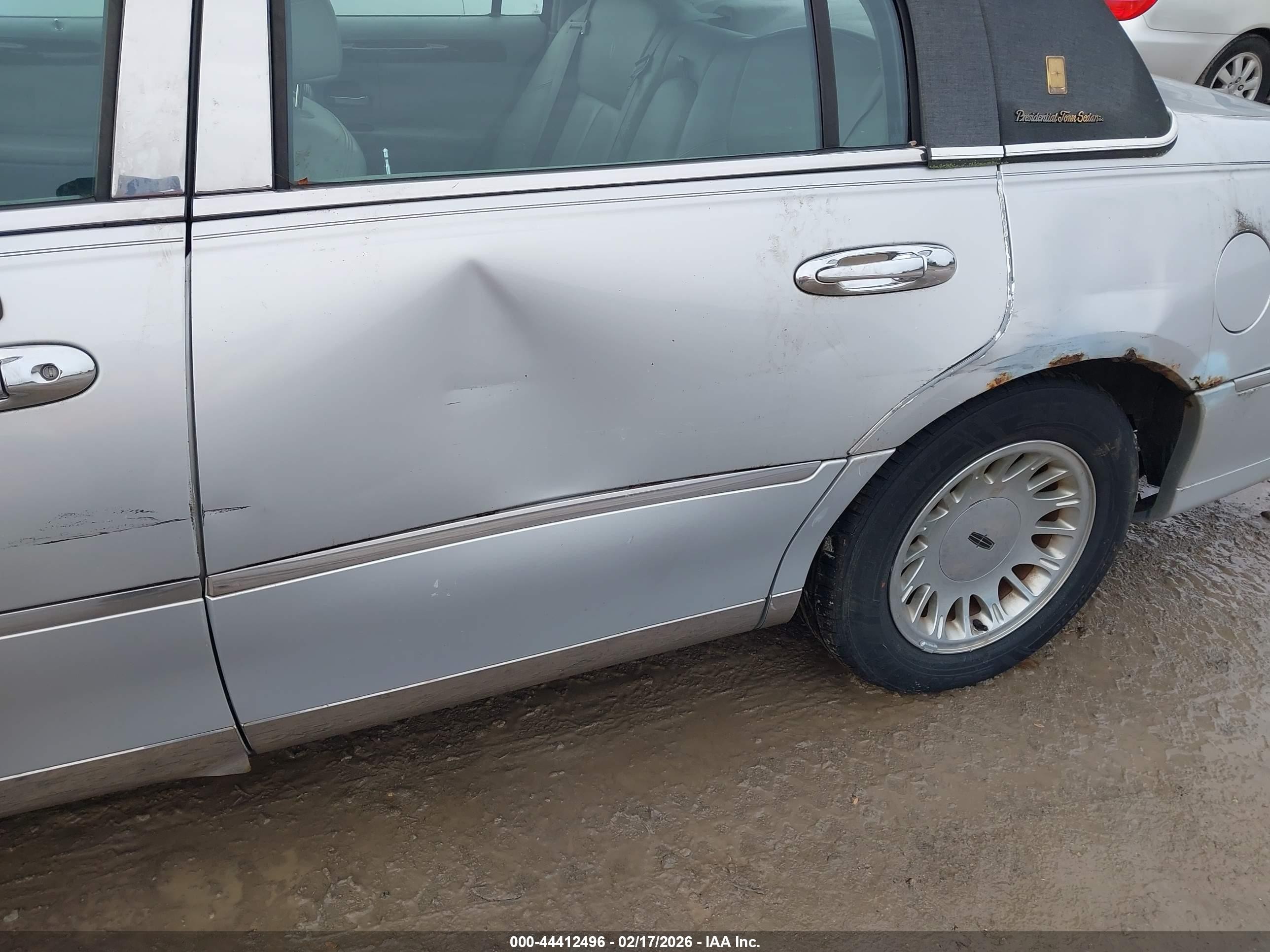 2000 Lincoln Town Car Cartier Серебряный vin: 1LNHM83W7YY787866