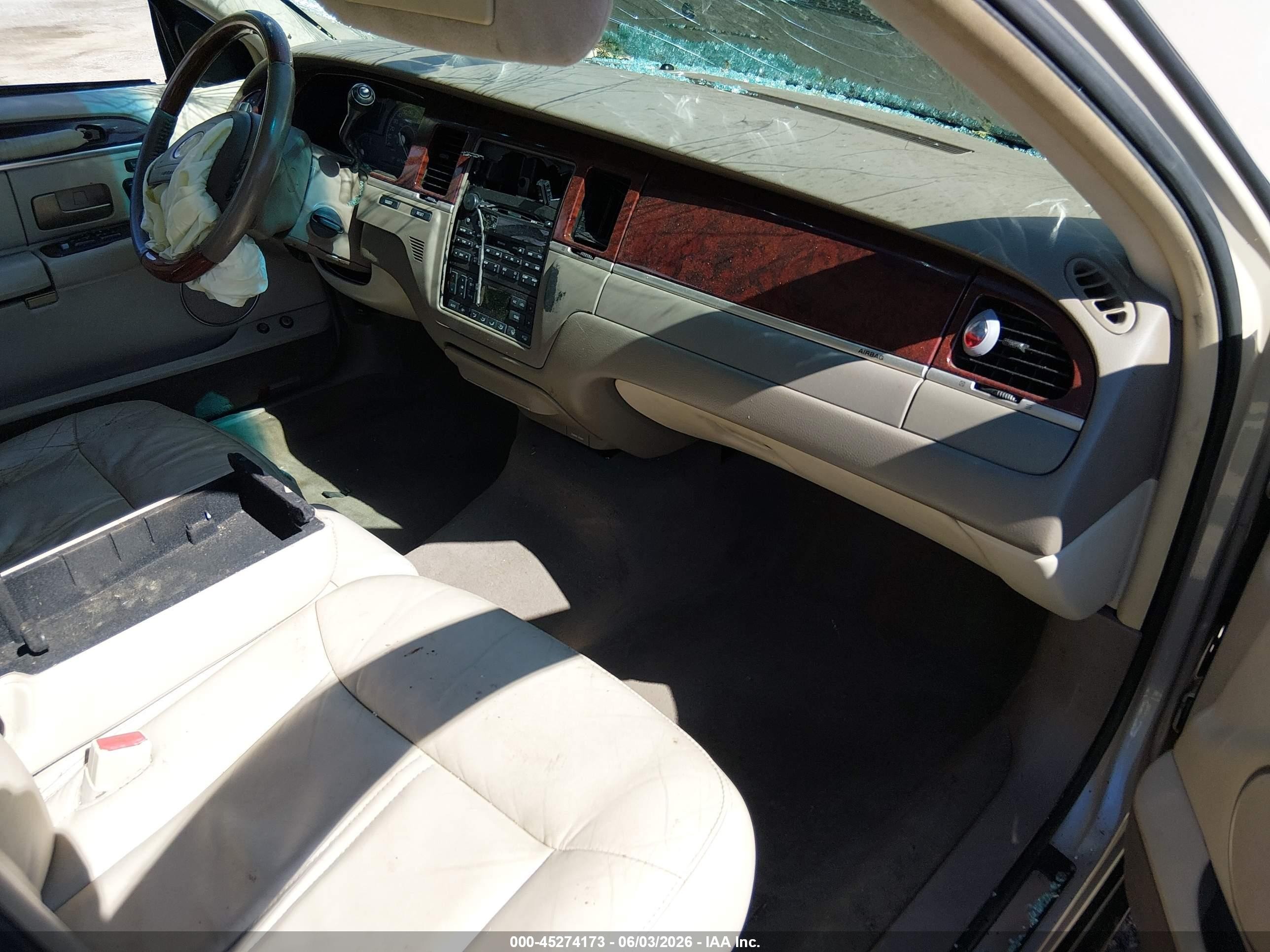 2003 Lincoln Town Car Cartier Gold vin: 1LNHM83W83Y649956