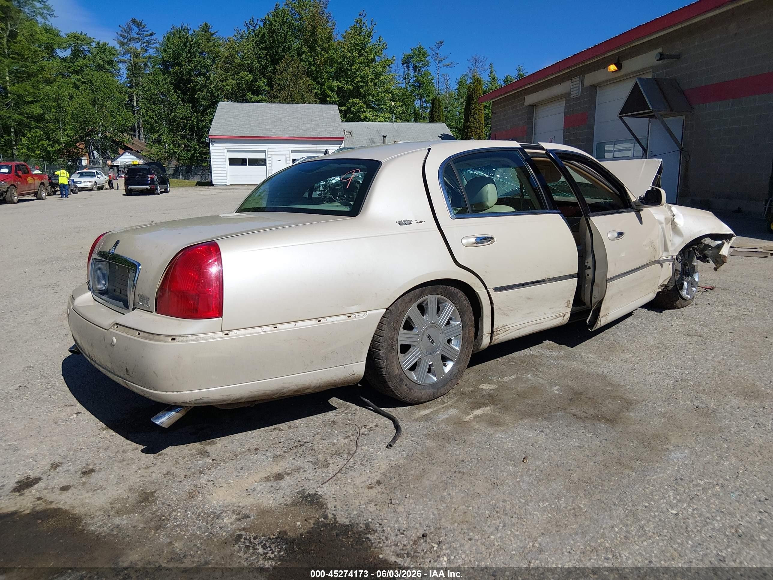 2003 Lincoln Town Car Cartier Gold vin: 1LNHM83W83Y649956
