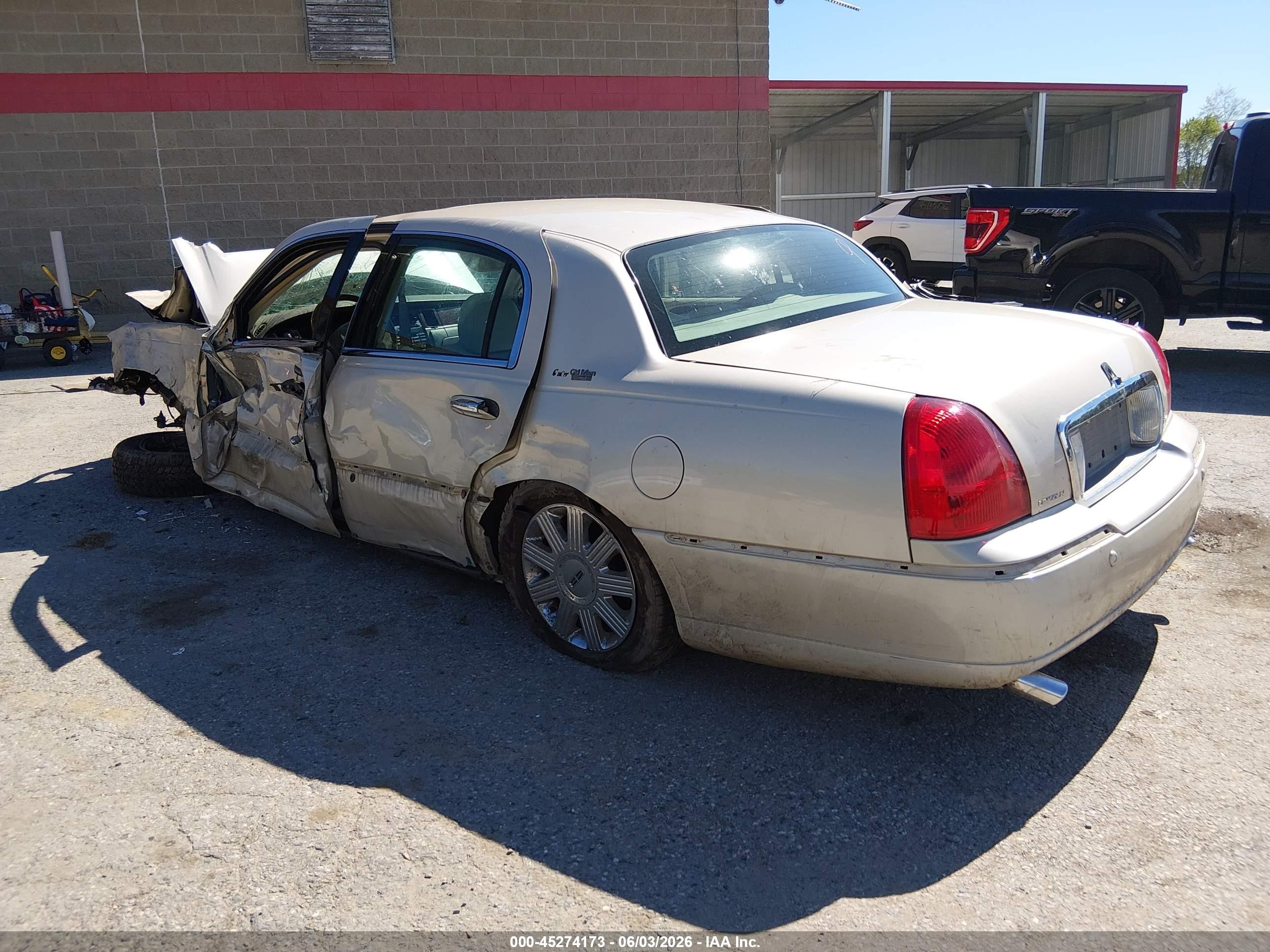 2003 Lincoln Town Car Cartier Gold vin: 1LNHM83W83Y649956