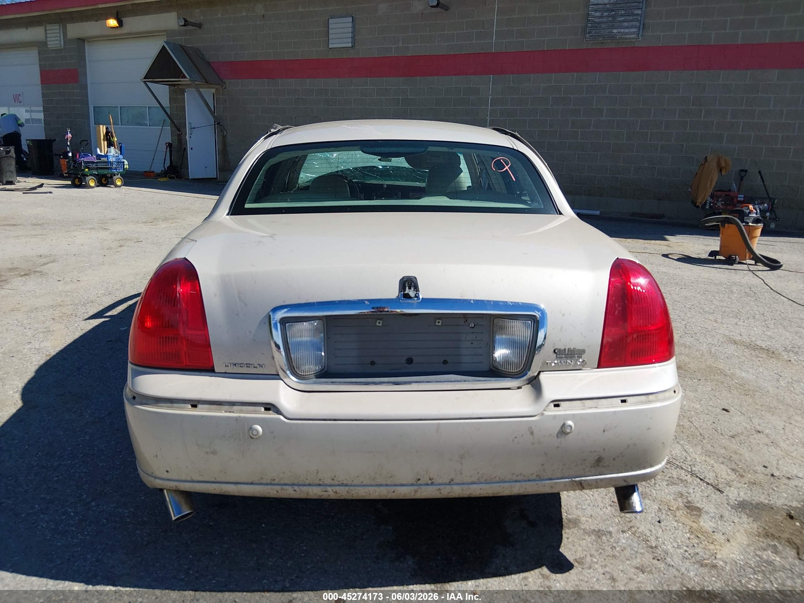 2003 Lincoln Town Car Cartier Gold vin: 1LNHM83W83Y649956