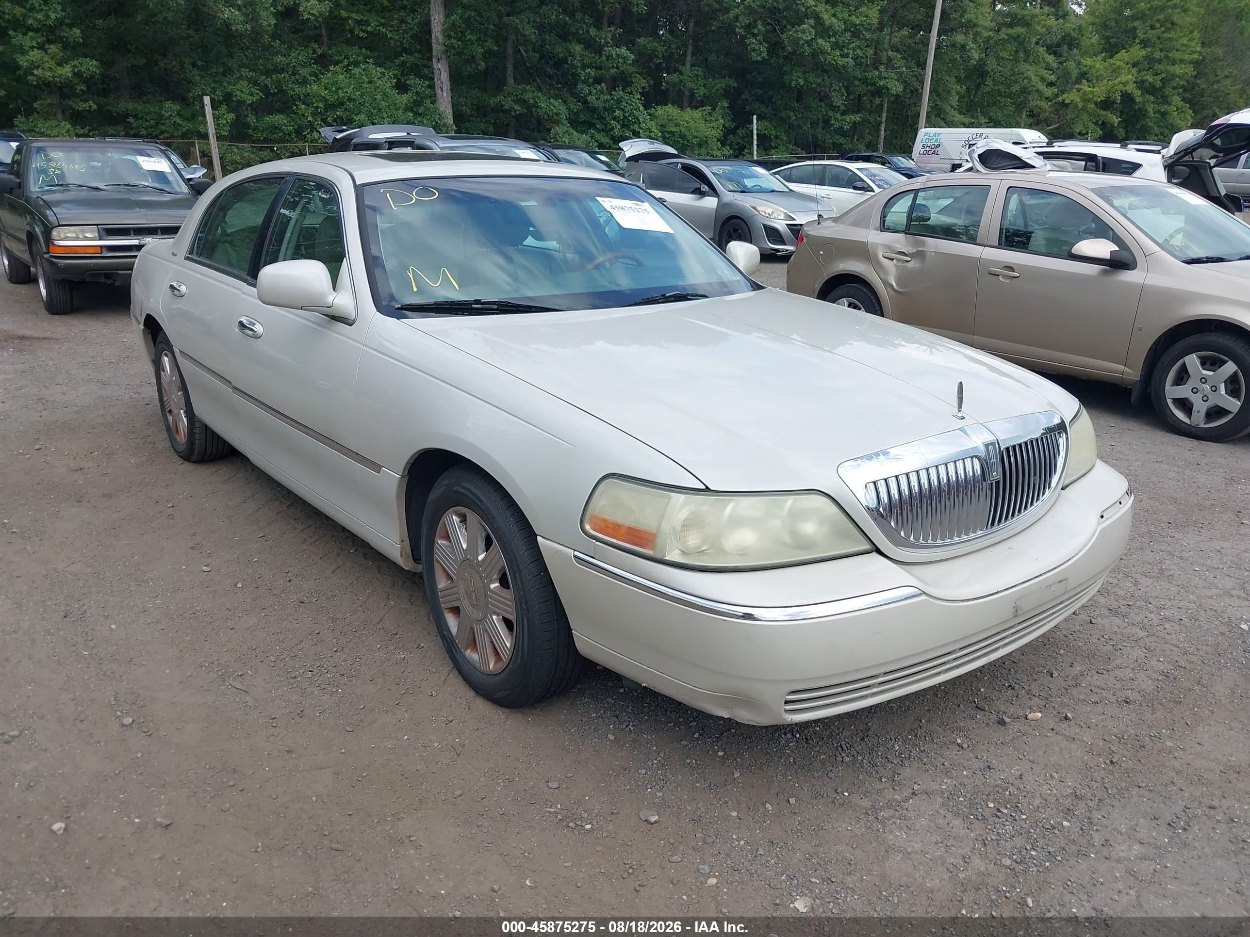 2004 Lincoln Town Car Ultimate Beige vin: 1LNHM83W84Y638148