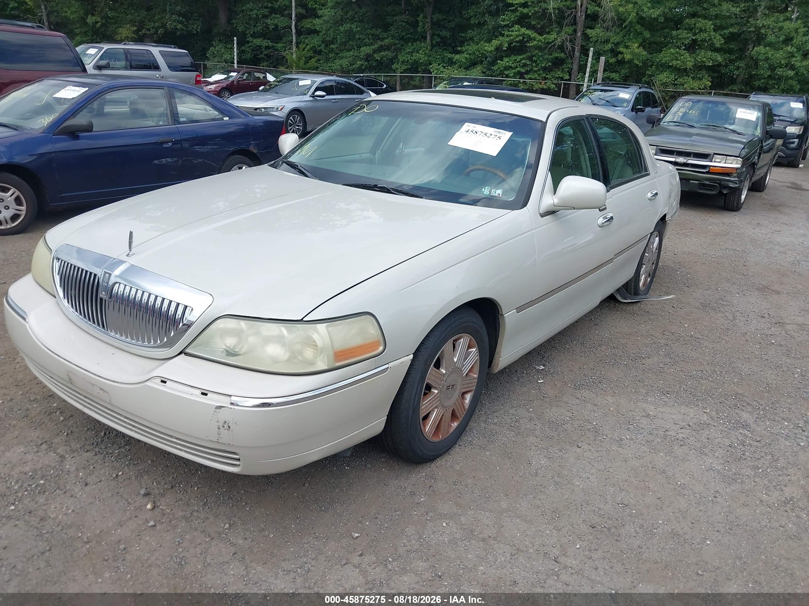 2004 Lincoln Town Car Ultimate Beige vin: 1LNHM83W84Y638148