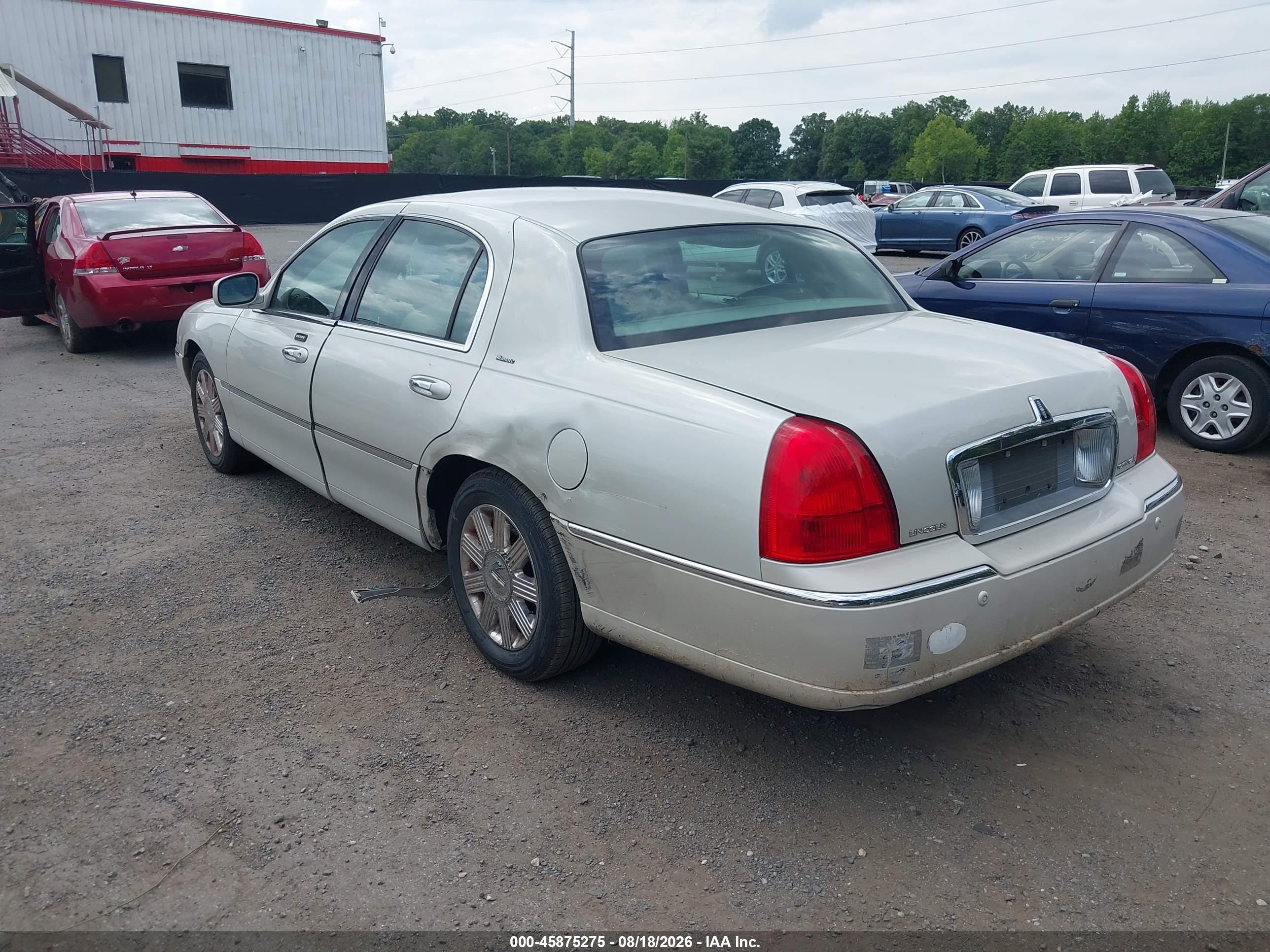 2004 Lincoln Town Car Ultimate Beige vin: 1LNHM83W84Y638148