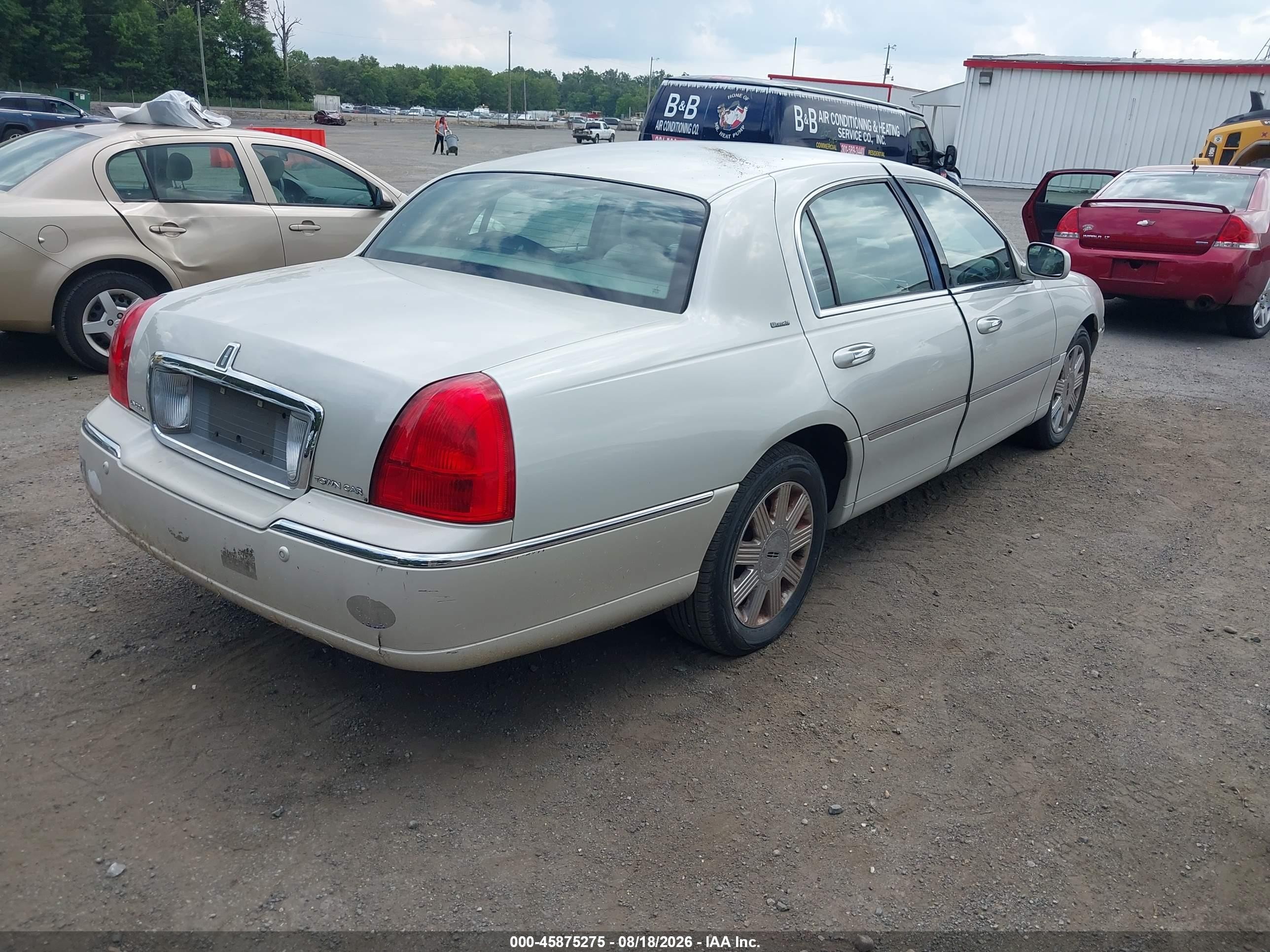 2004 Lincoln Town Car Ultimate Beige vin: 1LNHM83W84Y638148