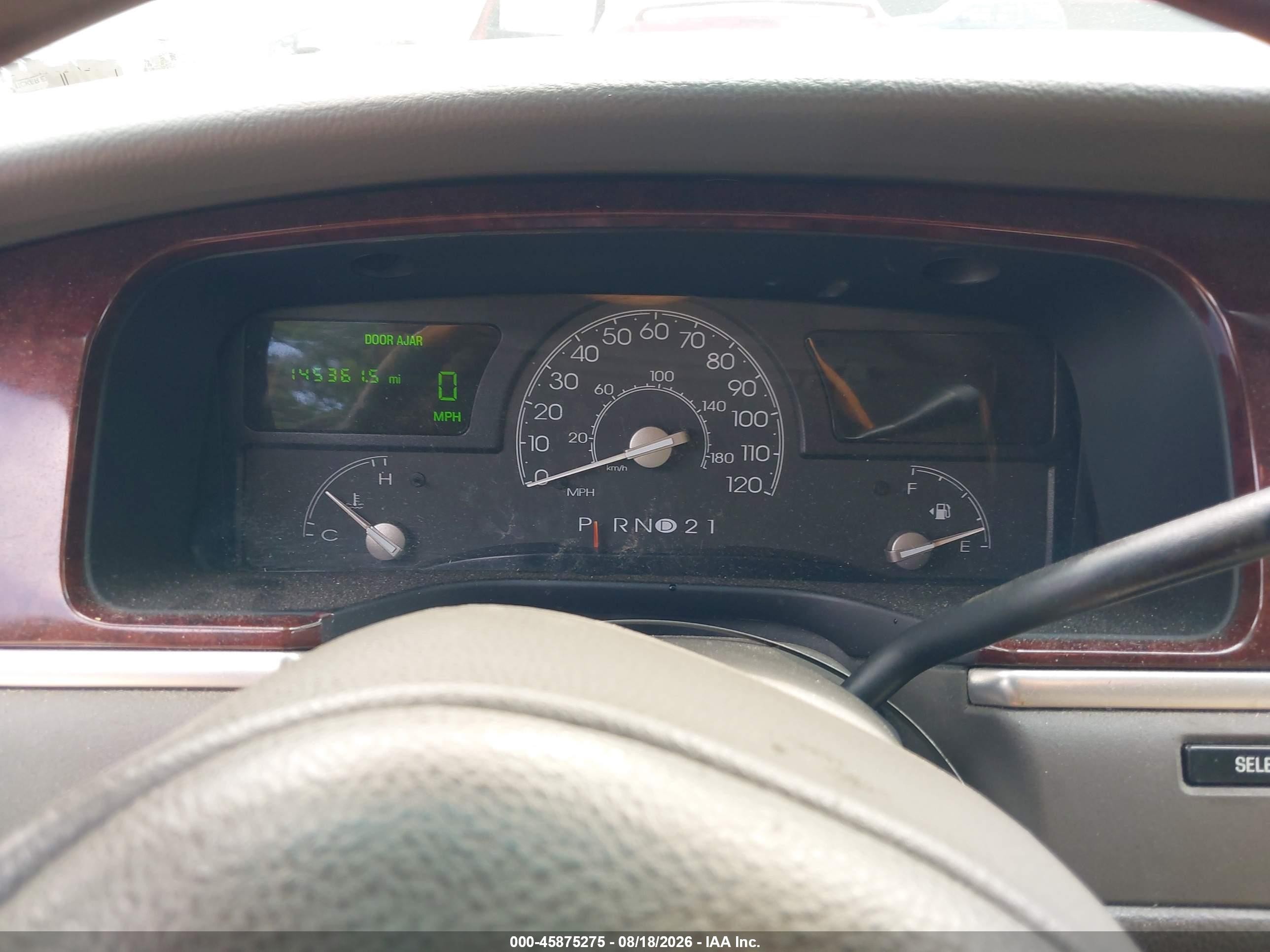 2004 Lincoln Town Car Ultimate Beige vin: 1LNHM83W84Y638148