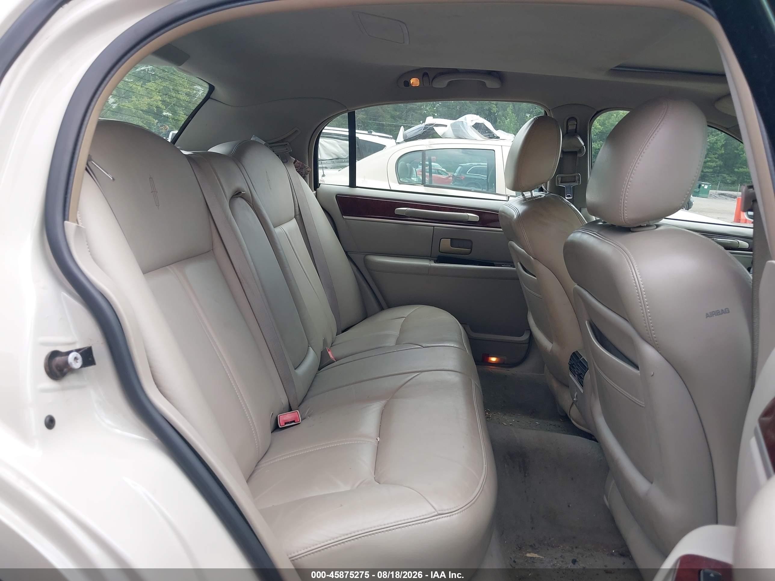 2004 Lincoln Town Car Ultimate Beige vin: 1LNHM83W84Y638148