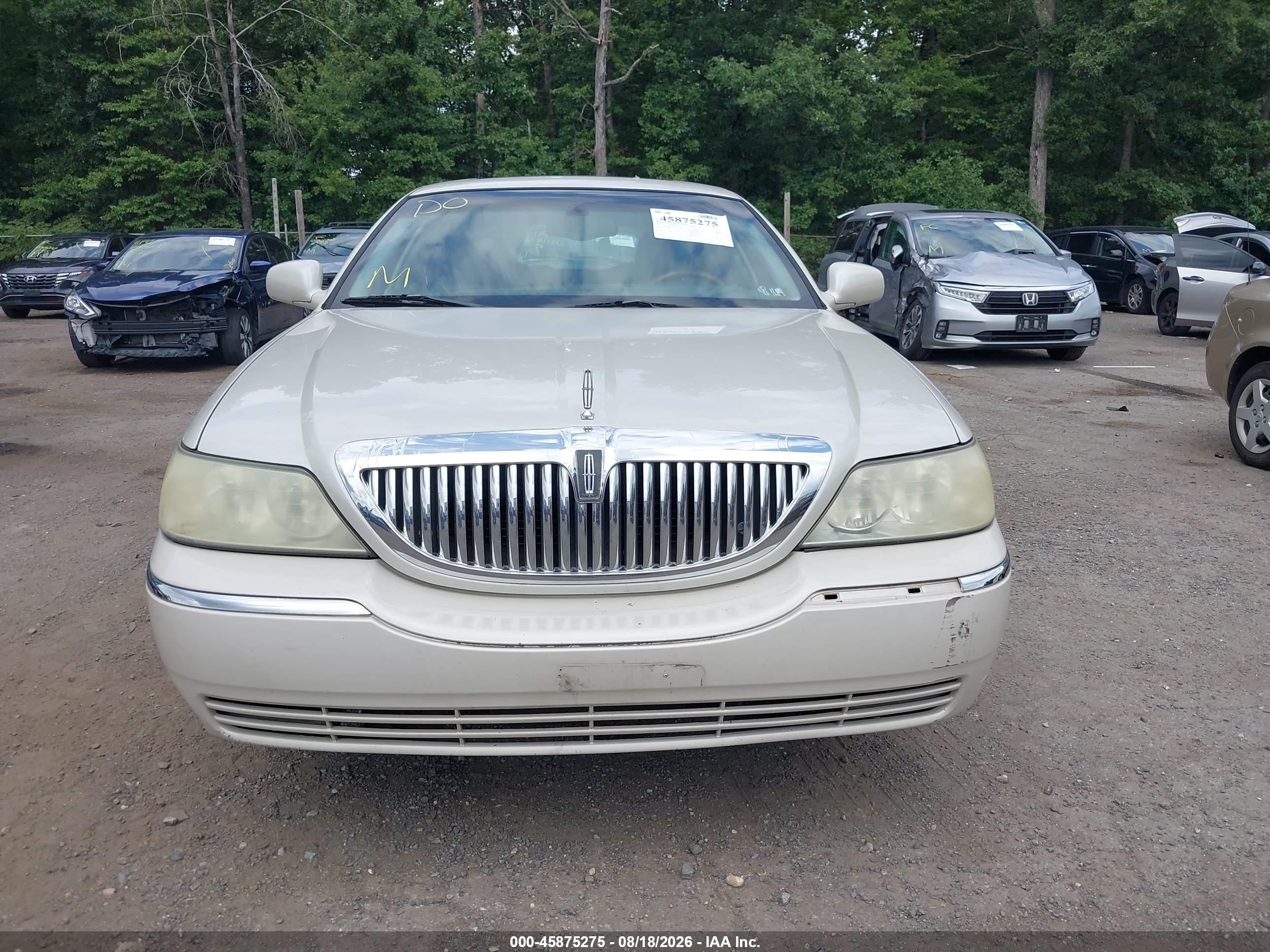 2004 Lincoln Town Car Ultimate Beige vin: 1LNHM83W84Y638148