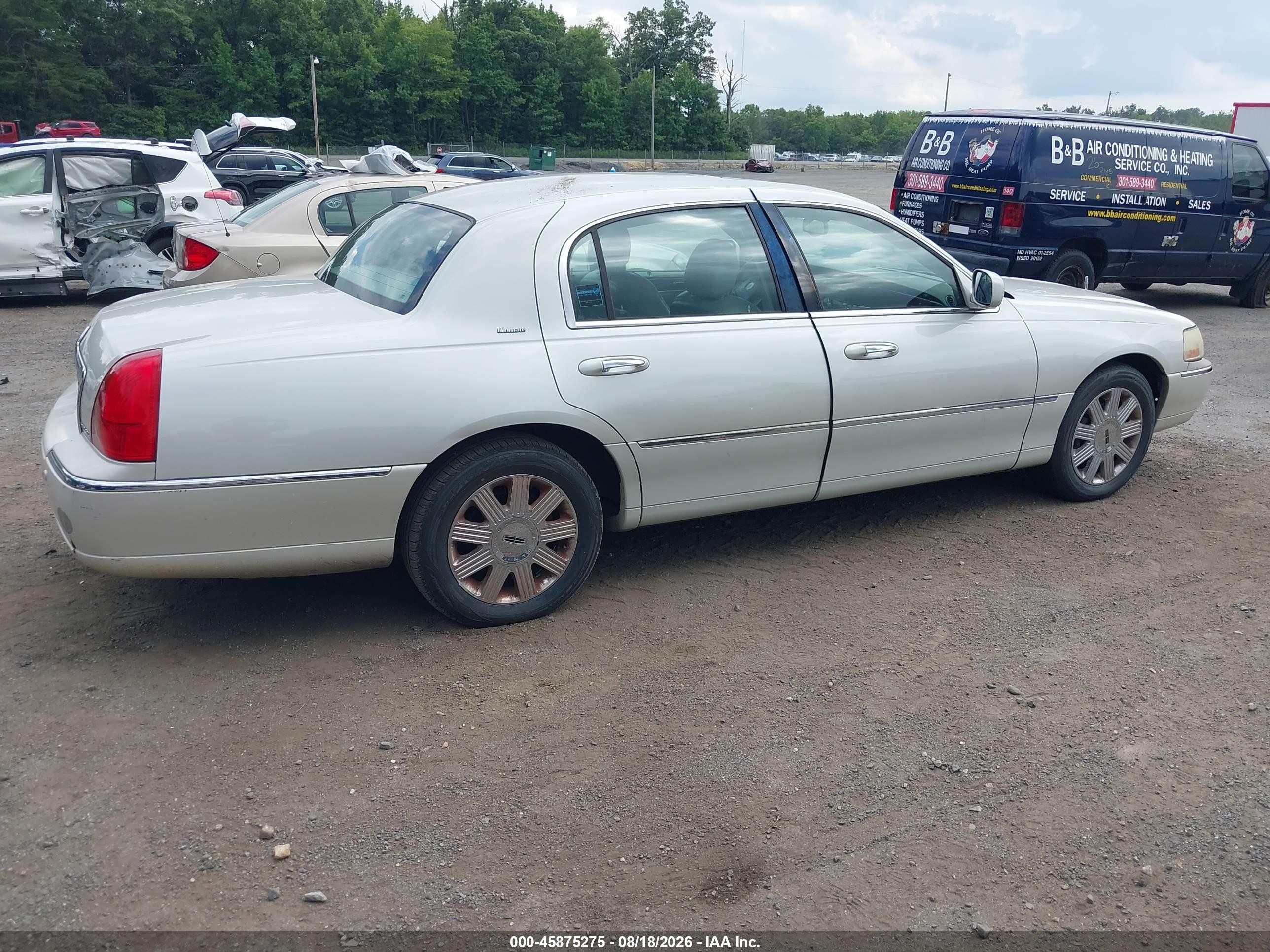 2004 Lincoln Town Car Ultimate Beige vin: 1LNHM83W84Y638148