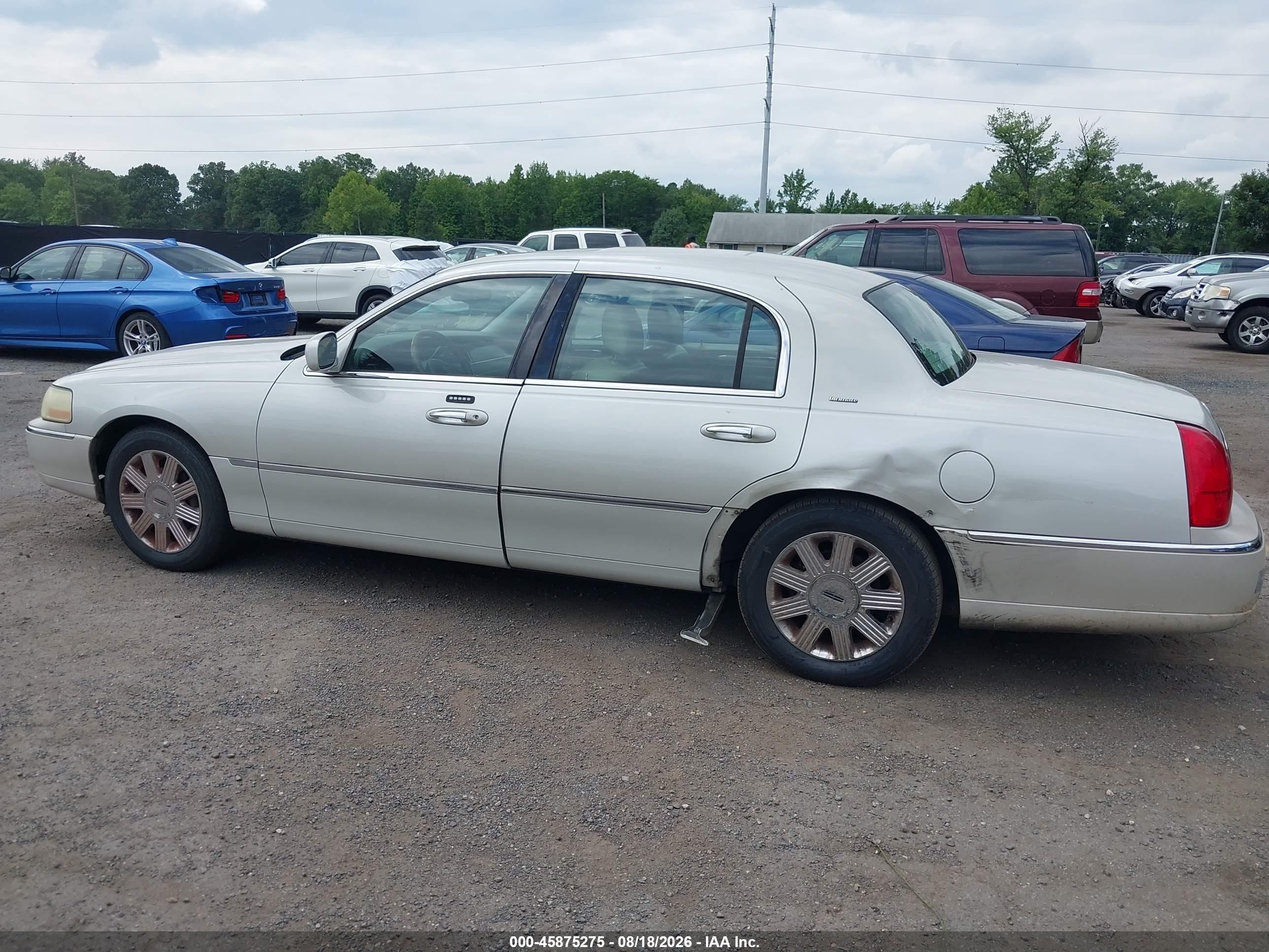 2004 Lincoln Town Car Ultimate Beige vin: 1LNHM83W84Y638148