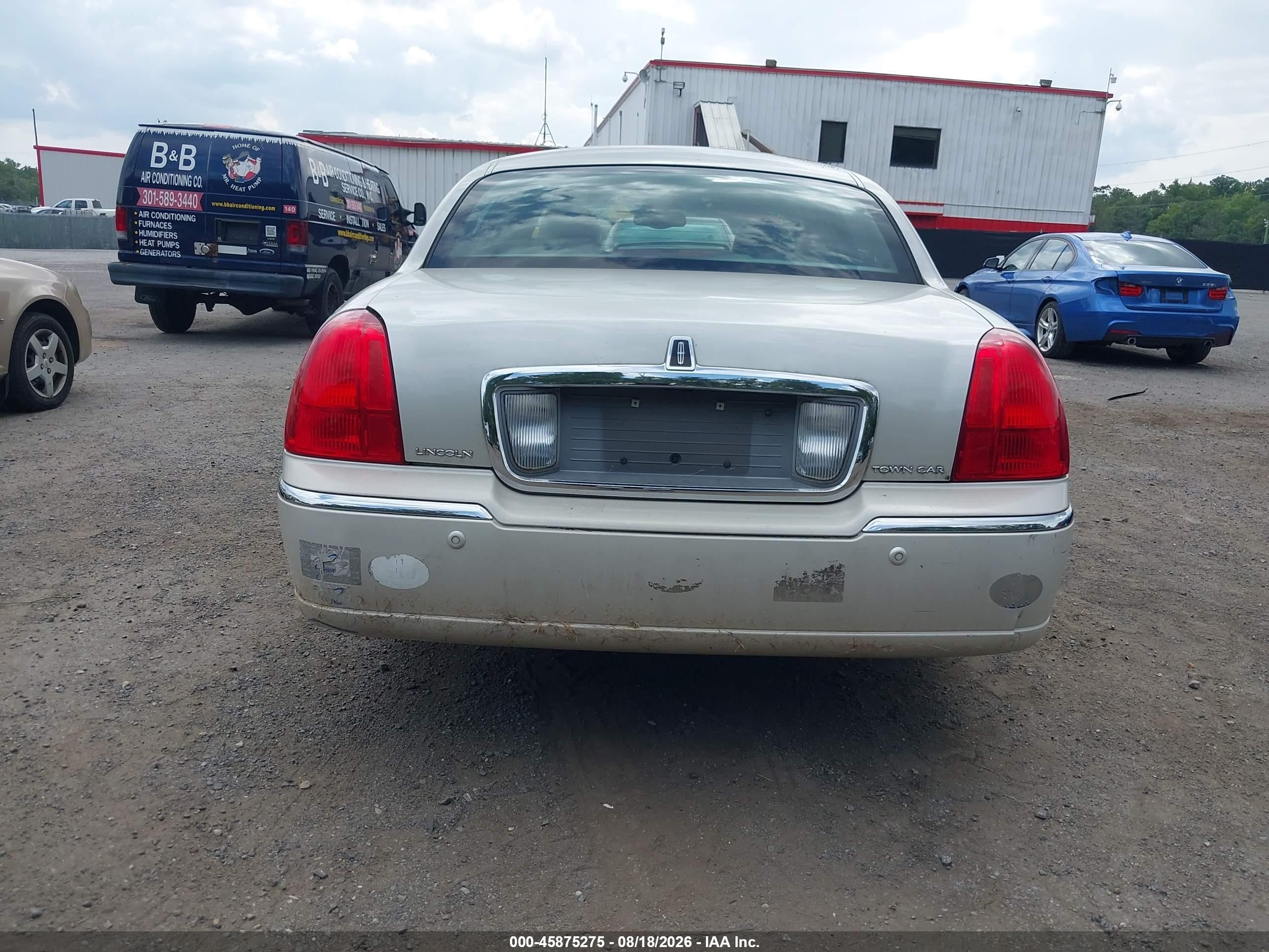 2004 Lincoln Town Car Ultimate Beige vin: 1LNHM83W84Y638148