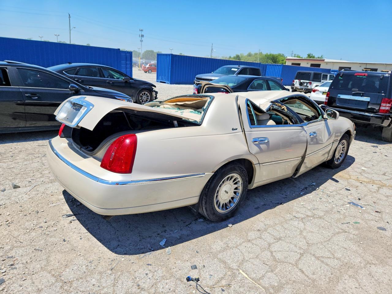 2000 Lincoln Town Car Cartier Cream vin: 1LNHM83W8YY869329