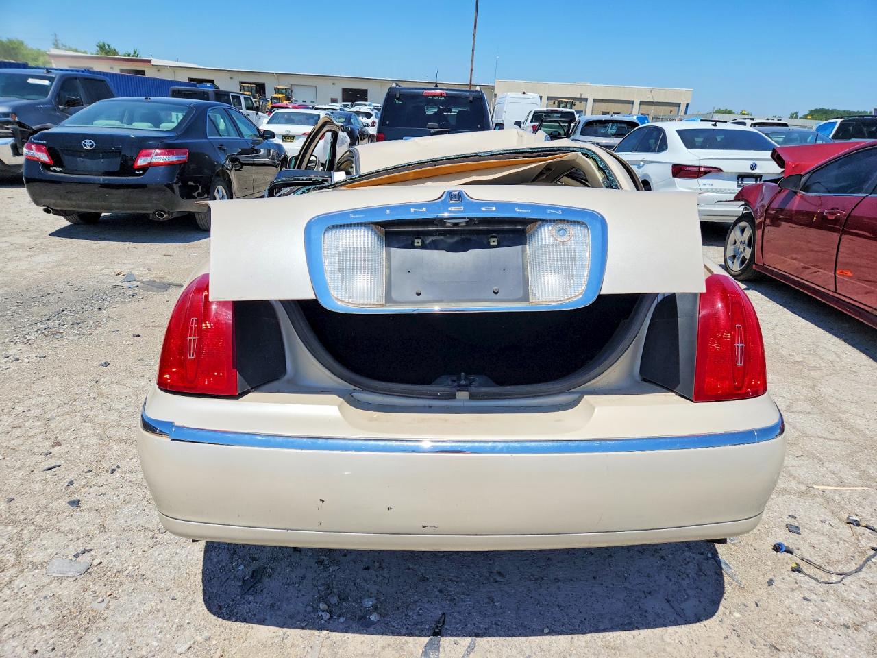 2000 Lincoln Town Car Cartier Cream vin: 1LNHM83W8YY869329
