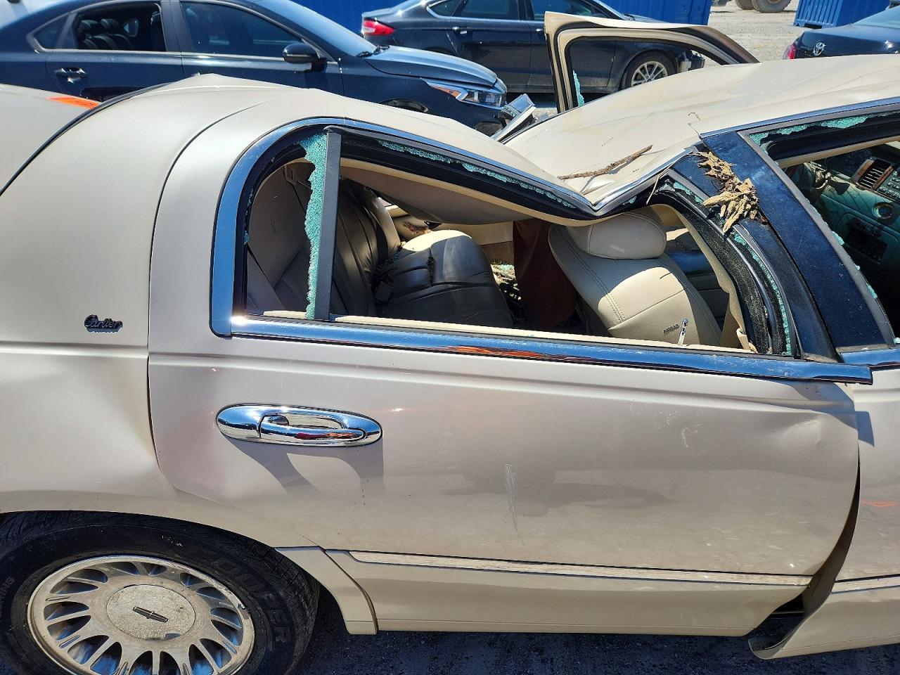 2000 Lincoln Town Car Cartier Cream vin: 1LNHM83W8YY869329