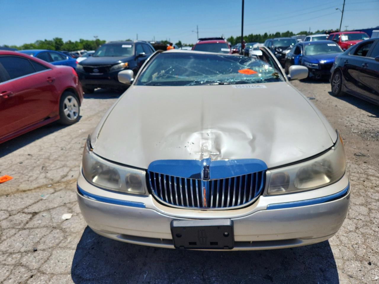 2000 Lincoln Town Car Cartier Cream vin: 1LNHM83W8YY869329