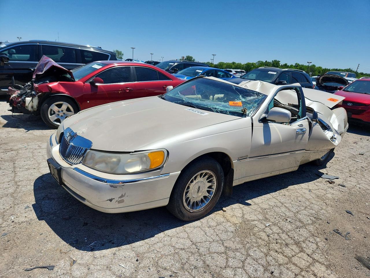 2000 Lincoln Town Car Cartier Cream vin: 1LNHM83W8YY869329